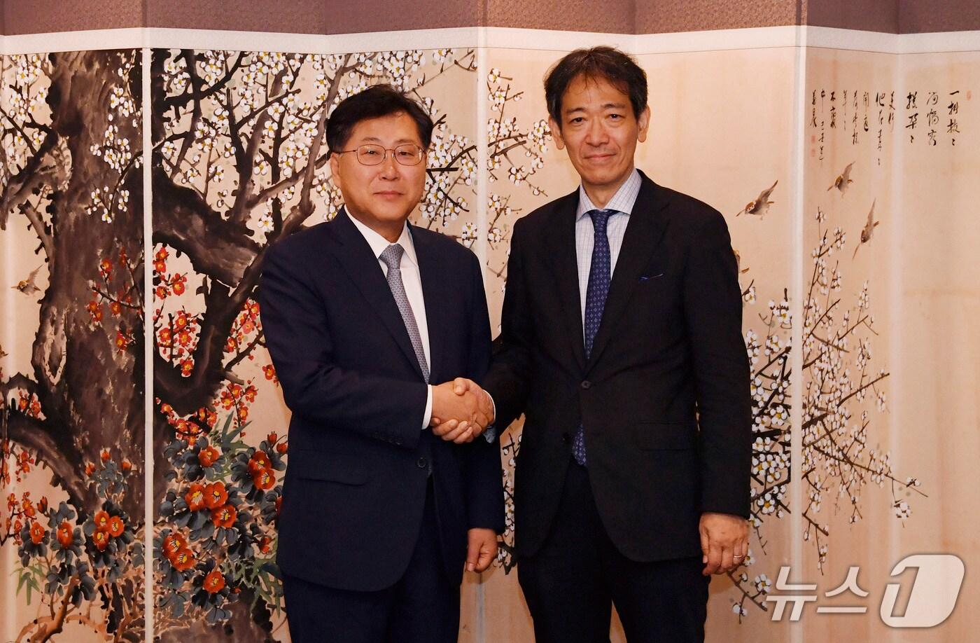 본문 이미지 - 기획재정부는 15일 정부서울청사에서 한-일 재무차관회의가 열렸다고 밝혔다. 사진은 최지영 기재부 국제경제관리관(왼쪽)과 미무라 아츠시 일본 재무성 재무관. (기재부 제공)