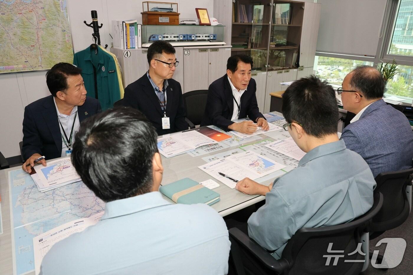 15일 나동연 양산시장과 직원들이 국토교통부 철도국을 방문해 현안 사업 추진을 건의하고 있다.(양산시 제공. 재판매 및 DB금지)