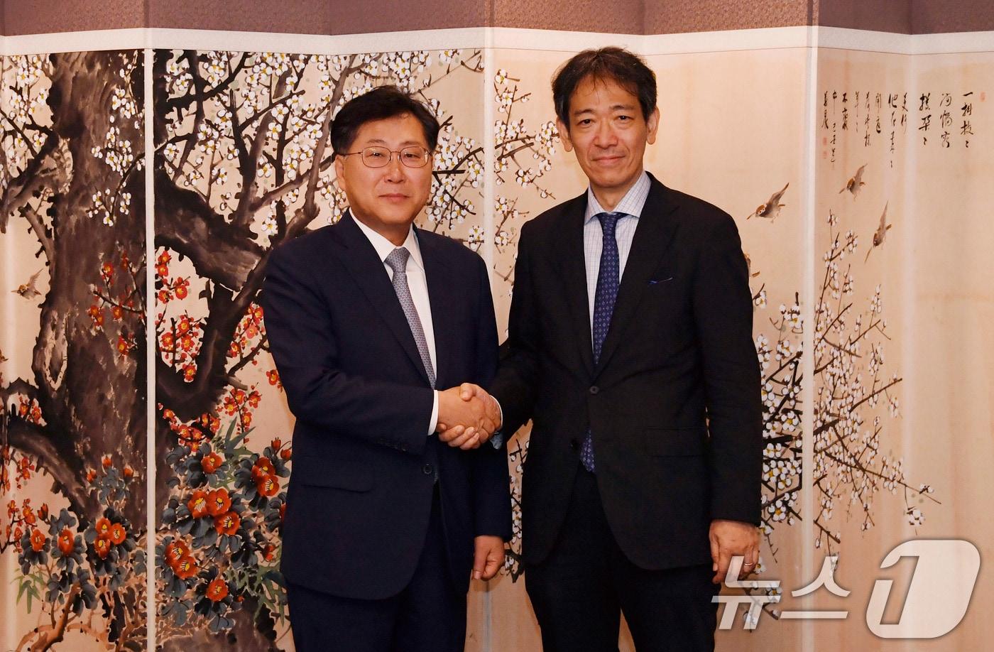 본문 이미지 - 최지영 기획재정부 국제경제관리관이 15일 서울 종로구 정부서울청사에서 열린 '한일 재무차관회의'에서 미무라 아츠시 일본 재무관과 기념 촬영을 하고 있다. (기획재정부 제공. 재판매 및 DB 금지) 2025.9.15 ⓒ 뉴스1