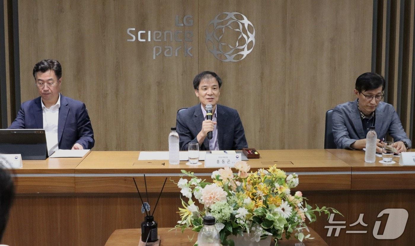 홍동곤 한강청장&#40;가운데&#41;이 15일 서울 강서구 LG사이언스파크에서 열린 화학안전공동체 경영진 간담회에서 인사말을 하고 있다.&#40;한강청 제공&#41;