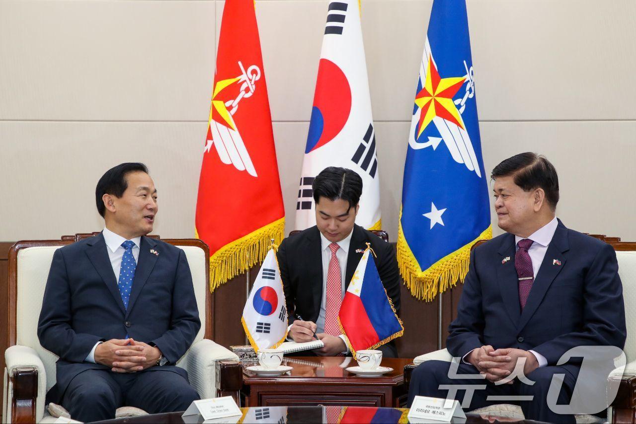 본문 이미지 - 이두희 국방부 차관이 15일 서울 용산구 국방부에서 개최된 &#39;제4차 한-필리핀 국방협력공동위원회&#39;에서 이리네오 에스피노 필리핀 국방부 선임차관과 대화를 나누고 있다. &#40;국방부 제공. 재판매 및 DB 금지&#41; 2025.9.15/뉴스1