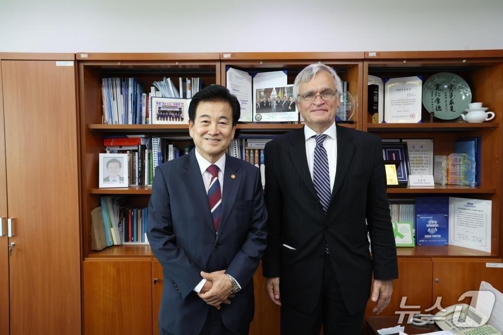 본문 이미지 - 정동영 통일부 장관이 15일 서울 여의도 국회 의원회관에서 피터 셈네비 스웨덴 한반도특사를 접견해 한반도 정세 및 양국 간 협력 방안에 대해 논의했다.(통일부 제공)