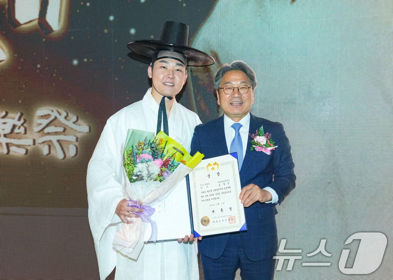 본문 이미지 - 강기정 광주시장이 15일 오후 남구 빛고을시민문화관에서 열린 &#39;제33회 임방울국악제 전국대회 본선 시상식&#39;에 참석해 판소리 명창부 김정훈 씨에게 대통령상을 수여한 후 기념촬영을 하고 있다.&#40;광주시 제공. 재판매 및 DB 금지&#41; 