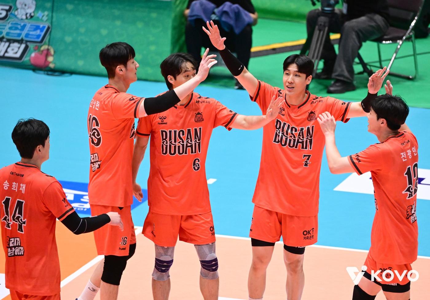 2025 여수 NH농협컵 배구 대회 2연승을 기록한 OK저축은행. &#40;KOVO 제공&#41;