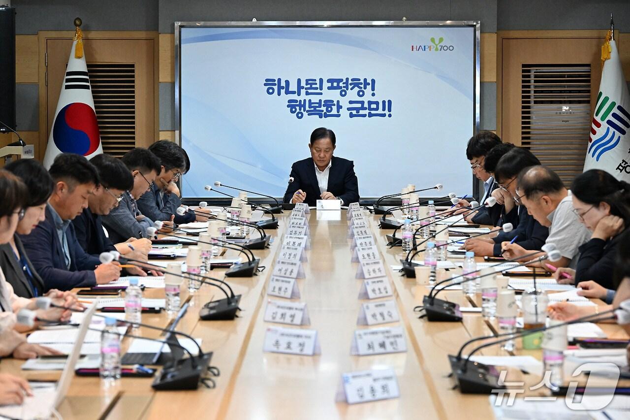 본문 이미지 - 심재국 강원 평창군수가 15일 오후 군청 소회의실에서 &#39;2025 세계올림픽도시연맹 총회&#39;의 준비상황을 점검하는 추진보고회를 열었다. &#40;평창군 제공. 재판매 및 DB금지&#41; 2025.9.15/뉴스1