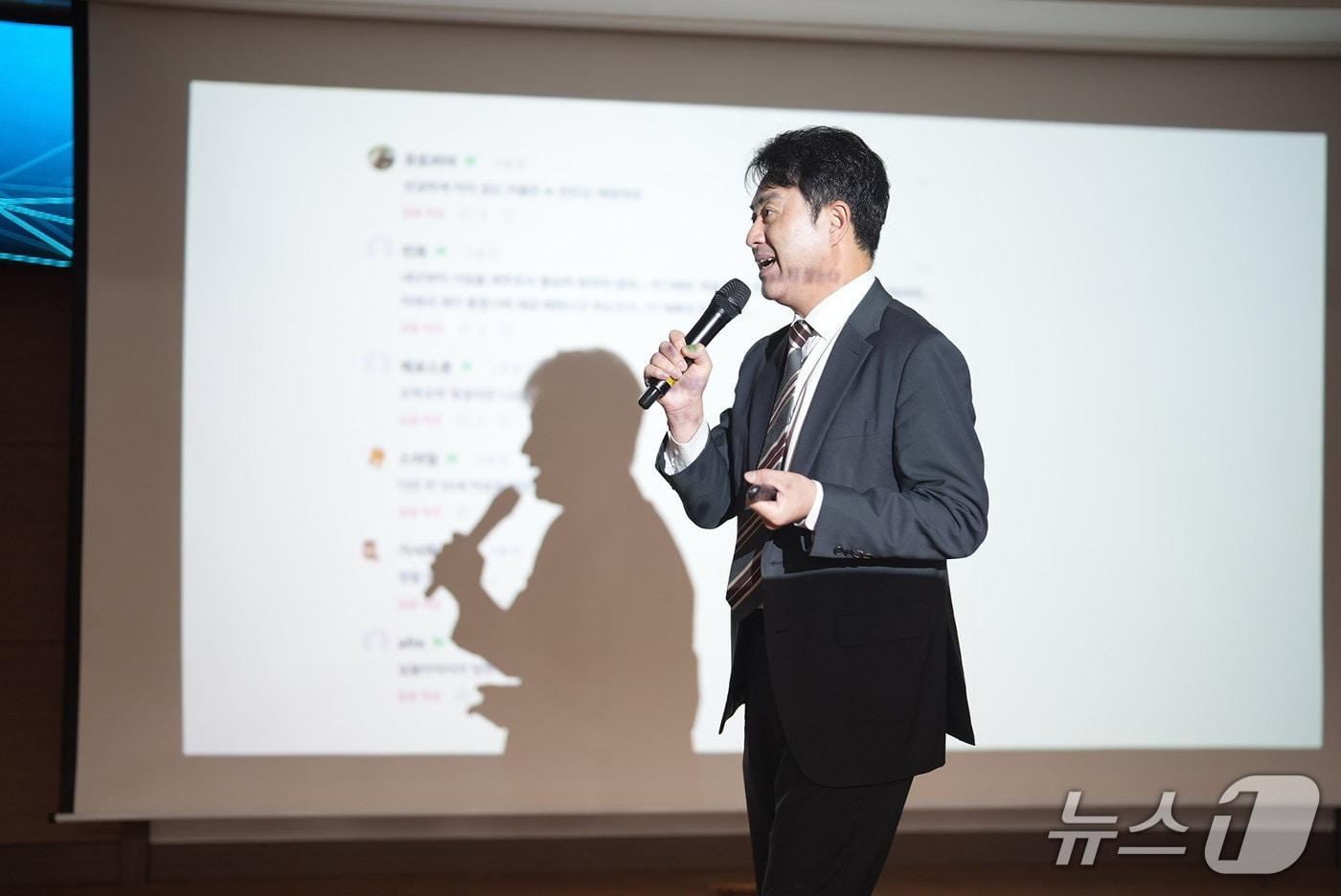 최석 평화통일 원주포럼 사무총장이 지난 12일 강원 원주시청 다목적홀에서 원주시청 공무원노동조합의 조합원들을 대상으로 &#39;당신은 빚에 대해 얼마나 아는가?&#39; 주제의 경제 분야 강의를 진행하는 모습. &#40;원주시청 공무원노동조합 제공. 재판매 및 DB금지&#41; 2025.9.15/뉴스1