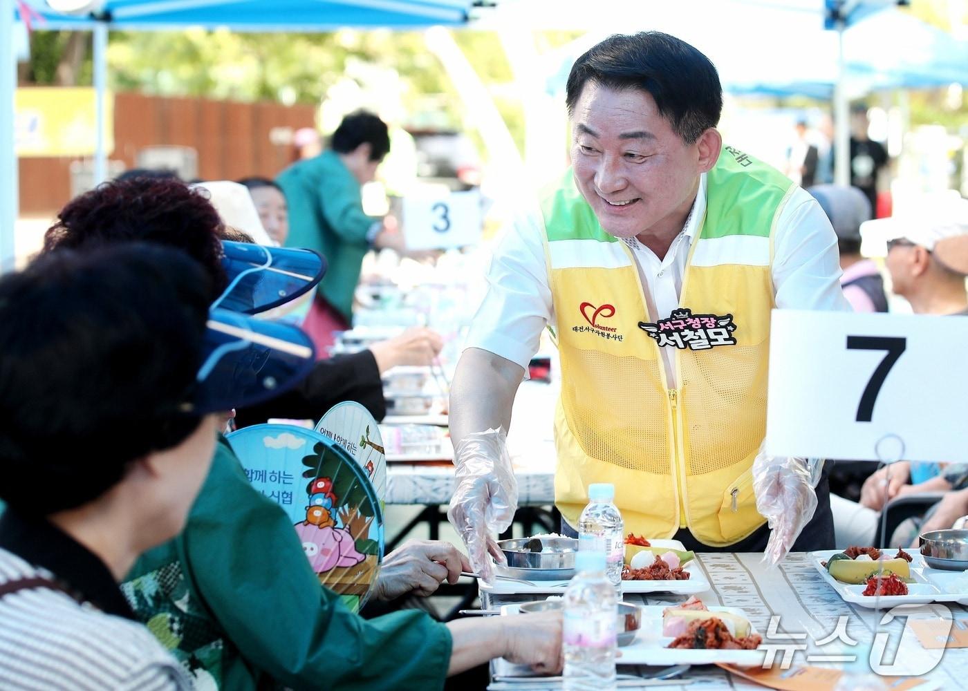 본문 이미지 - 서철모 서구청장이 급식 봉사를 펼치고 있다.(서구 제공. 재판매 및 DB금지)/뉴스1