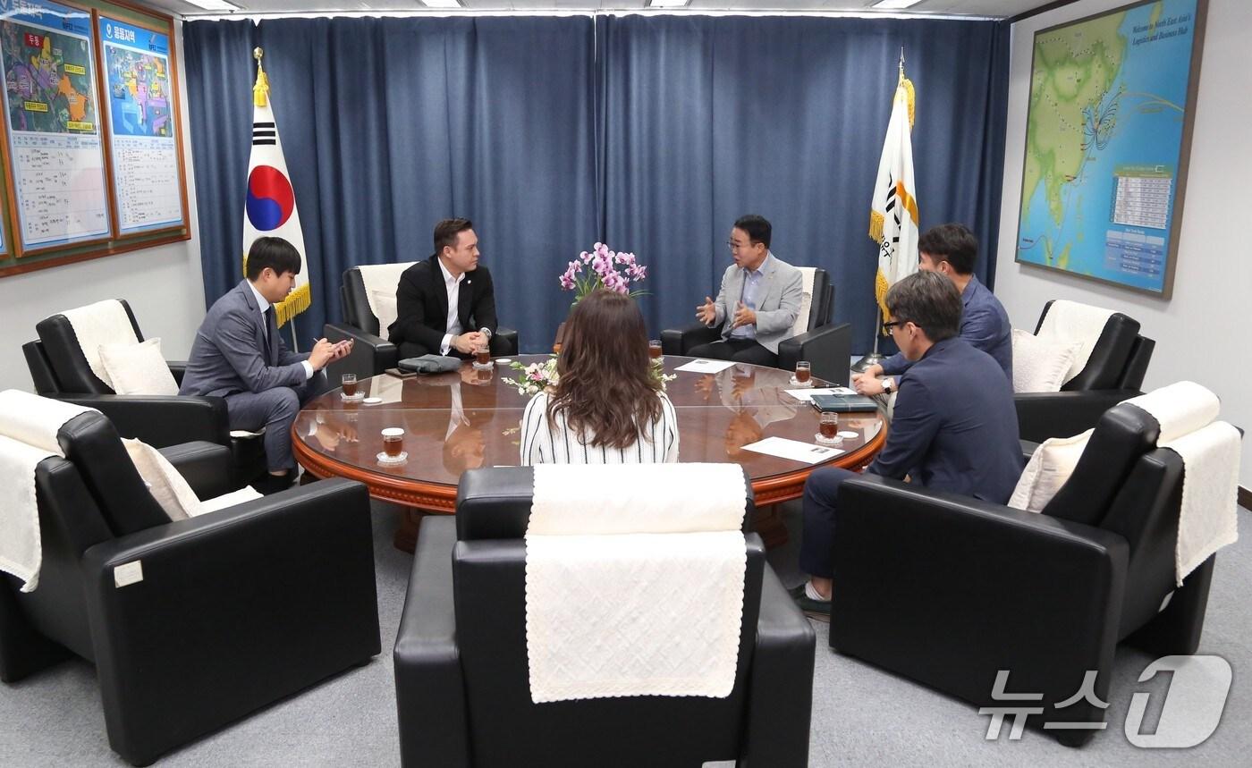 부산진해경제자유구역청과 로얄러셀스쿨 추진단이 논의를 나누고 있다.&#40;경자청 제공. 재판매 및 DB 금지&#41;