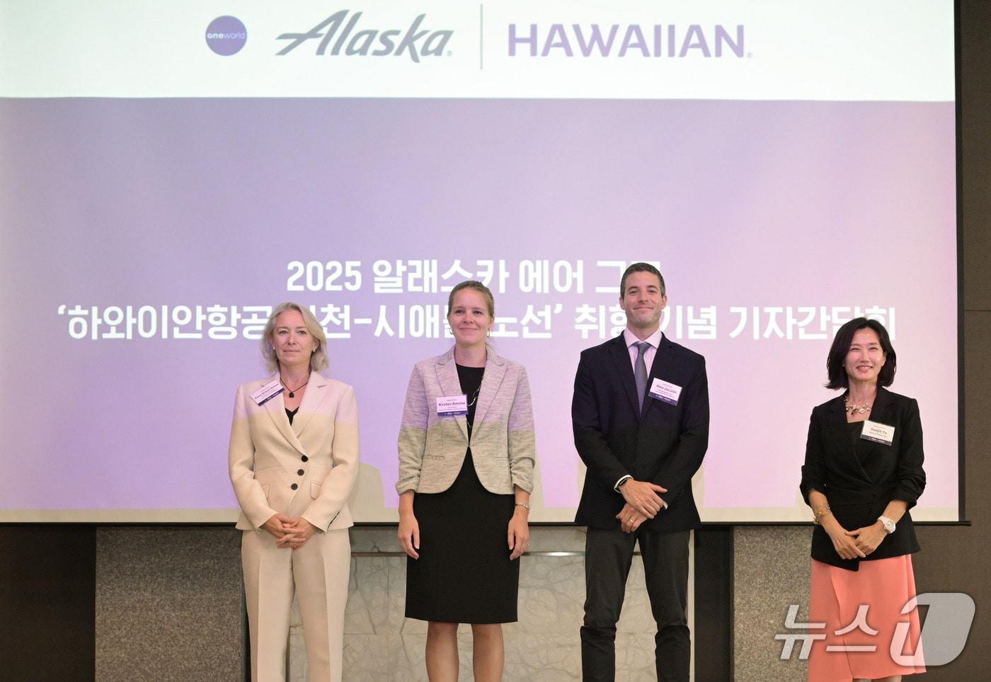 다이애나 벌켓 라코우 하와이안항공 신임 CEO 예정자(왼쪽에서 첫번째), 유수진 하와이안항공 한국지사장 겸 알래스카 에어 그룹 아시아 지역 본부장(왼쪽에서 네번째)2025.9.15/뉴스1(하와이안항공 제공)