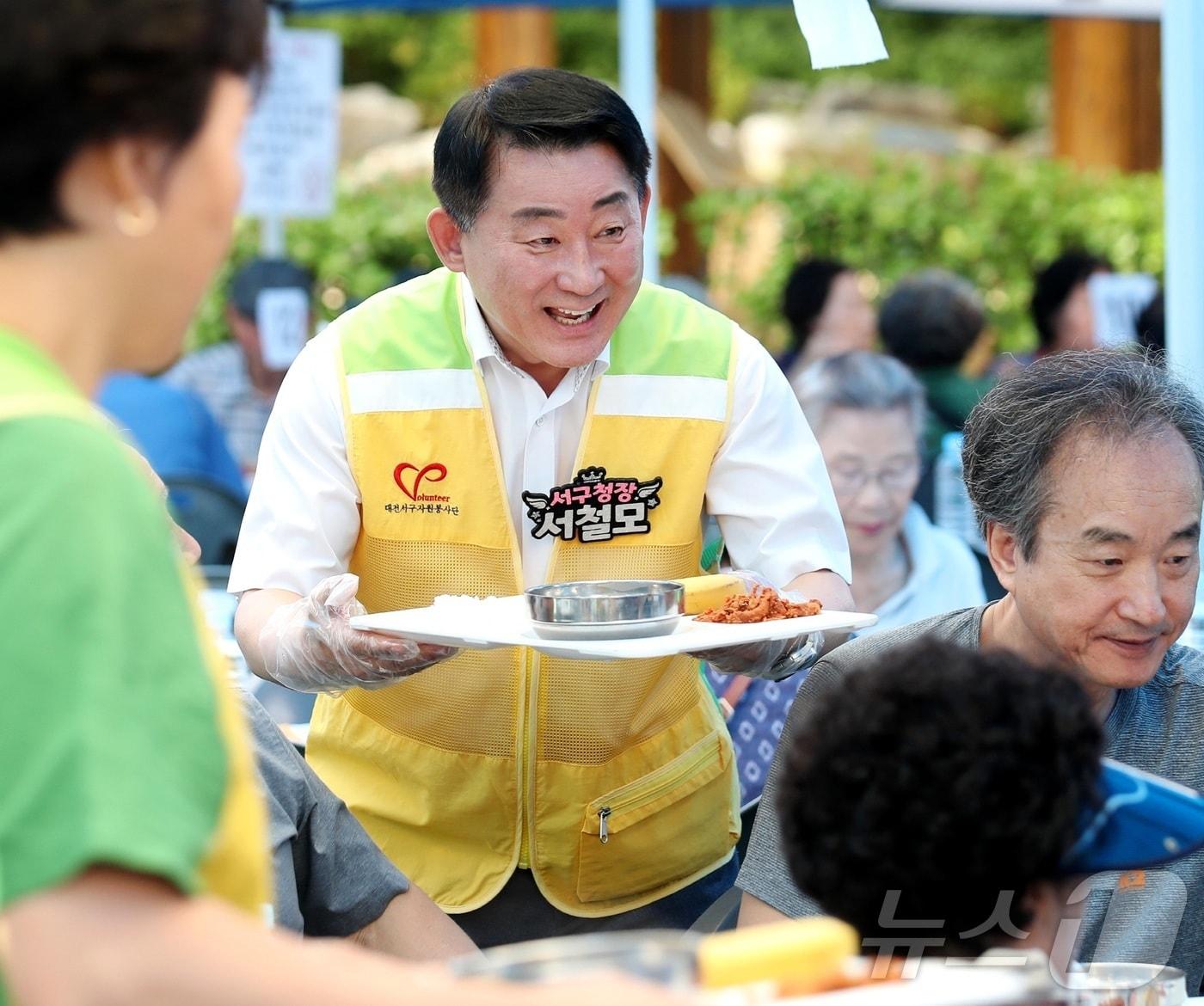 본문 이미지 - 서철모 대전 서구청장이  봉사활동을 펼치고 있다.(서구 제공. 재판매 및 DB금지) 2025.9.15/뉴스1 ⓒ News1 김기태 기자
