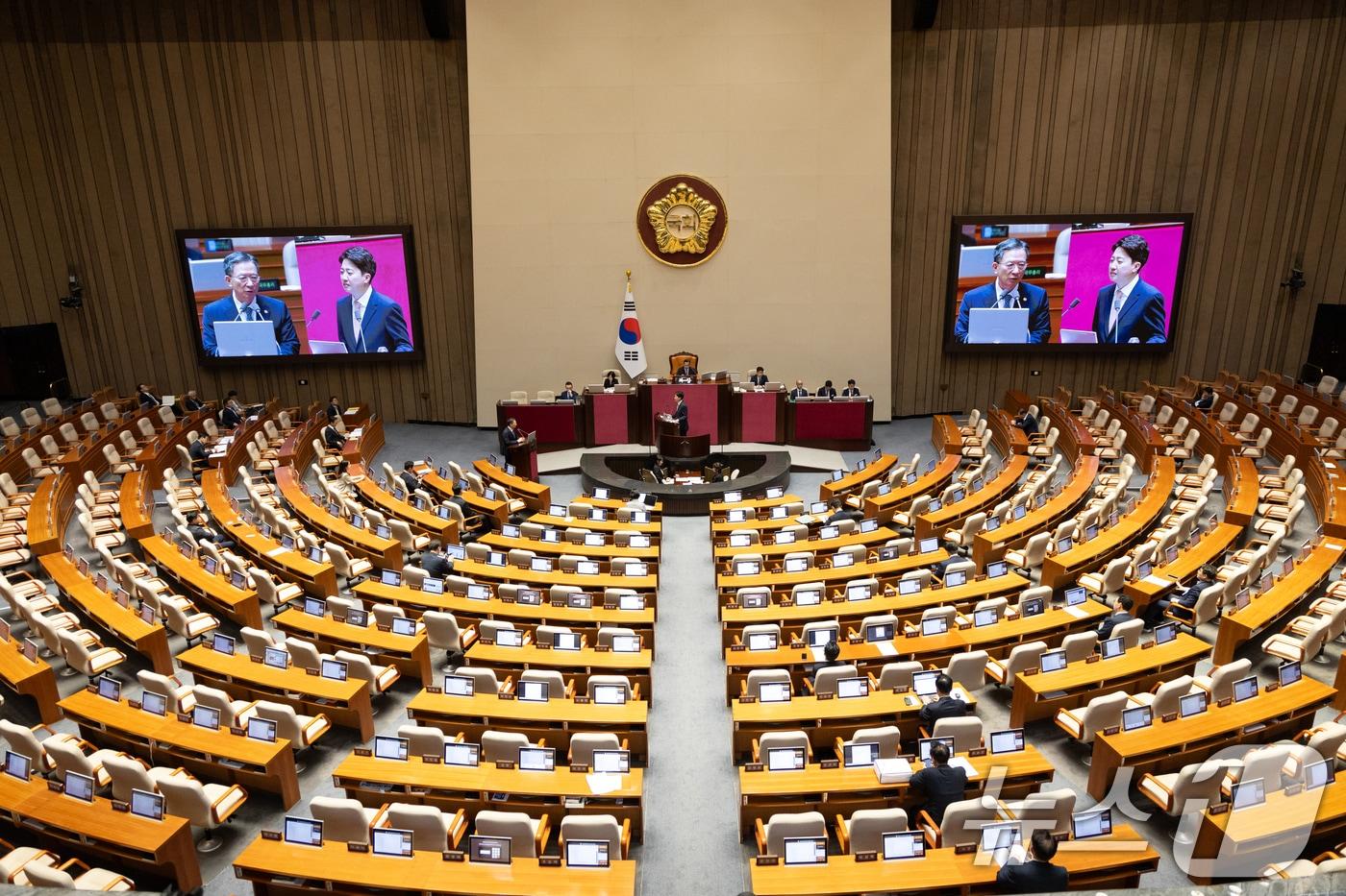 이준석 개혁신당 대표가 15일 오후 서울 여의도 국회에서 열린 제429회국회&#40;정기회&#41; 제5차 본회의에서 정치에 관한 대정부 질문을 하는 가운데 의원들의 빈자리가 보이고 있다. 2025.9.15/뉴스1 ⓒ News1 이승배 기자