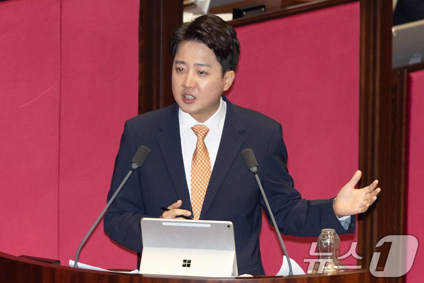 이준석 개혁신당 대표가 15일 오후 서울 여의도 국회에서 열린 제429회국회&#40;정기회&#41; 제5차 본회의에서 정치에 관한 대정부 질문을 하고 있다. 2025.9.15/뉴스1 ⓒ News1 이승배 기자