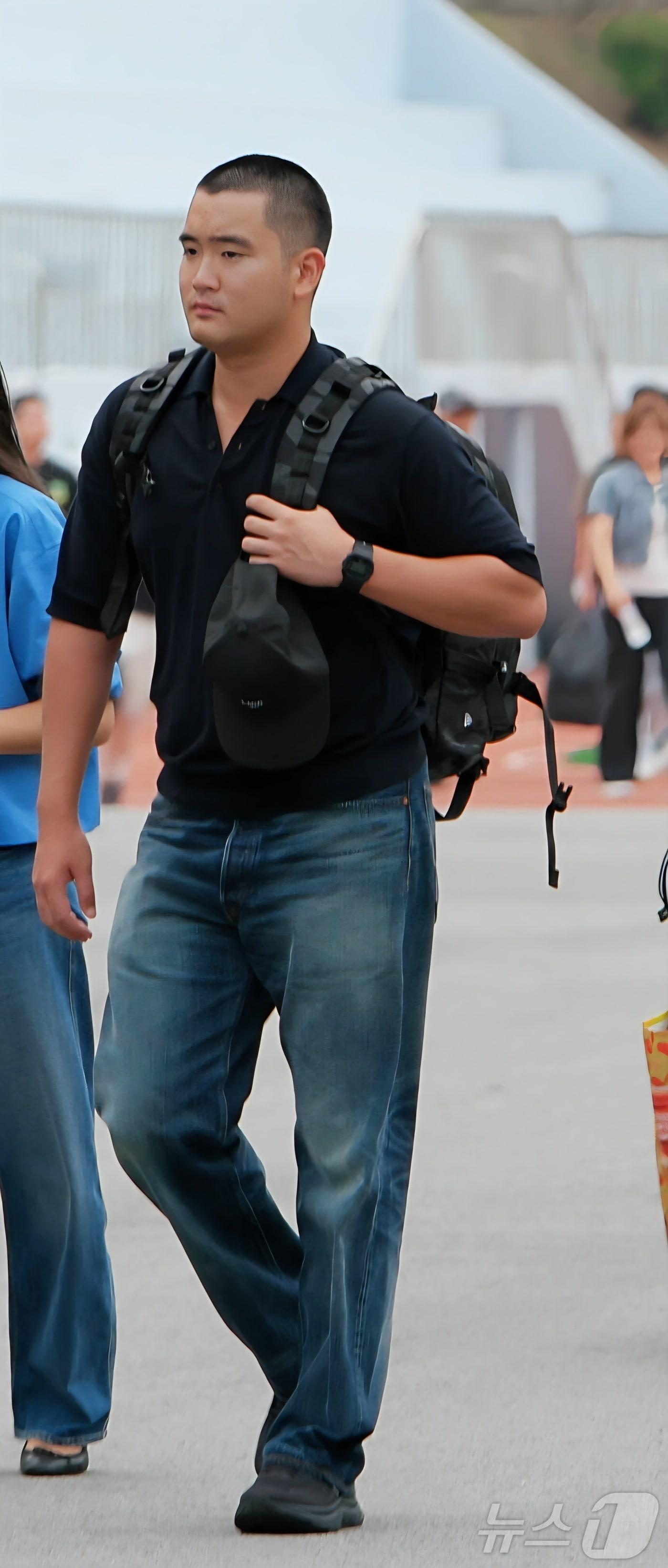 본문 이미지 - 이재용 삼성전자 회장의 장남 지호 씨가 15일 경남 창원시 진해구 해군사관학교에서 열린 해군 학사장교 사관후보생 입영식 행사장으로 들어가고 있다. &#40;삼성전자 제공&#41; 2025.9.15/뉴스1