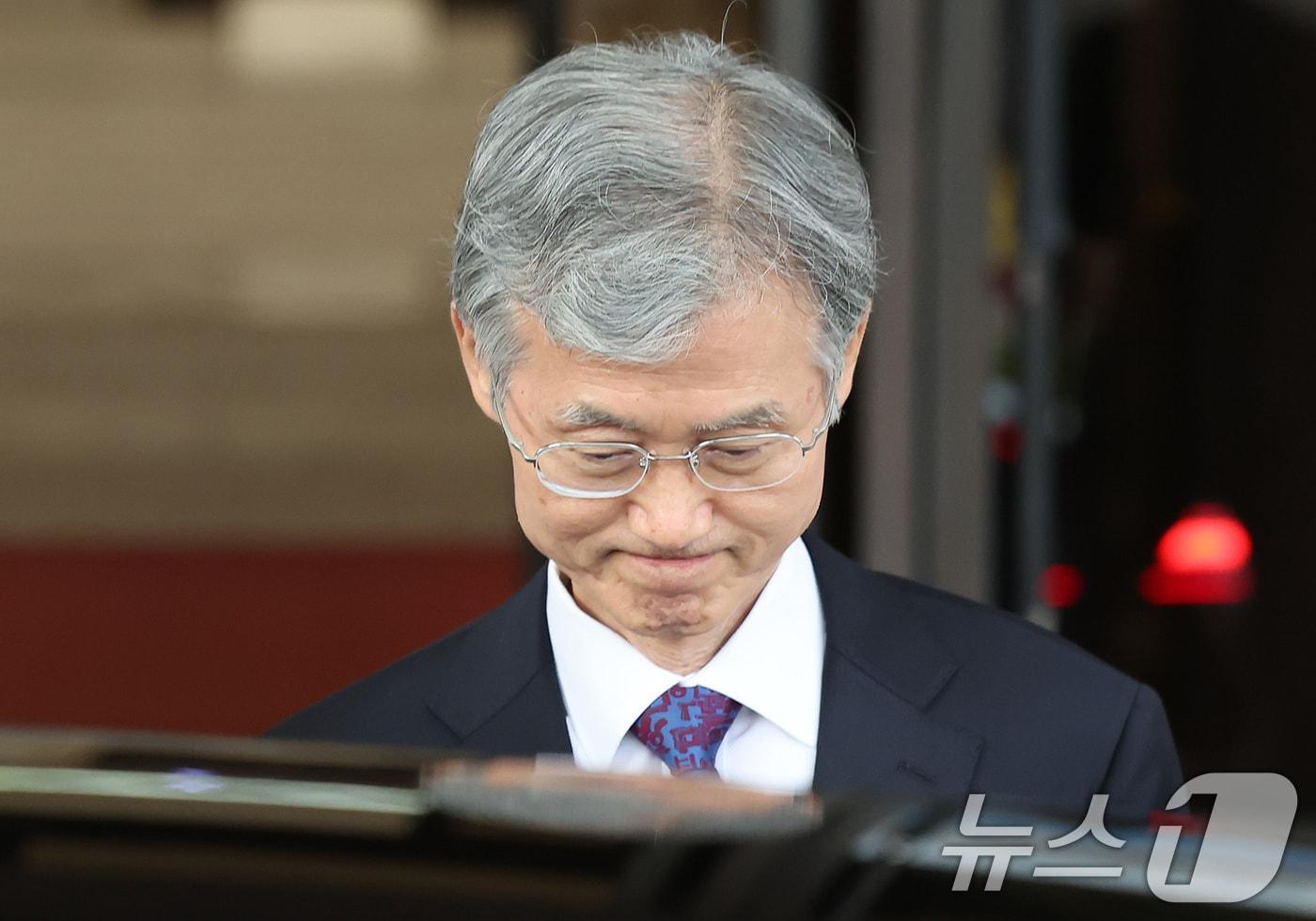 더불어민주당이 내란전담재판부 설치를 놓고 이견을 표한 조희대 대법원장에 대한 사퇴 공세를 높인 15일 저녁 서울 서초구 대법원에서 조희대 대법원장이 청사를 나서고 있다. 2025.9.15/뉴스1 ⓒ News1 장수영 기자