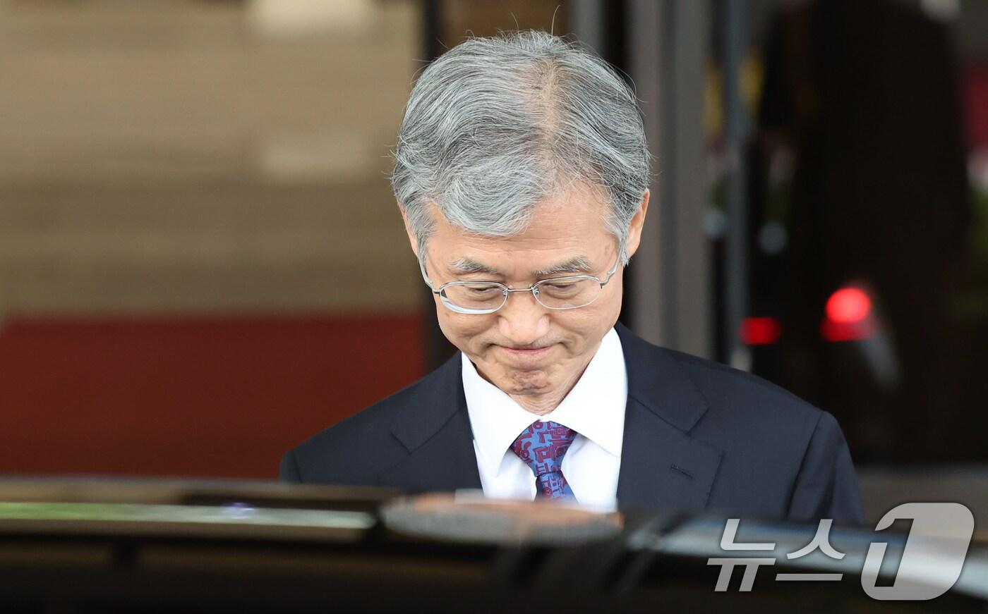 더불어민주당이 내란전담재판부 설치를 놓고 이견을 표한 조희대 대법원장에 대한 사퇴 공세를 높인 15일 저녁 서울 서초구 대법원에서 조희대 대법원장이 청사를 나서고 있다. 2025.9.15/뉴스1 ⓒ News1 장수영 기자