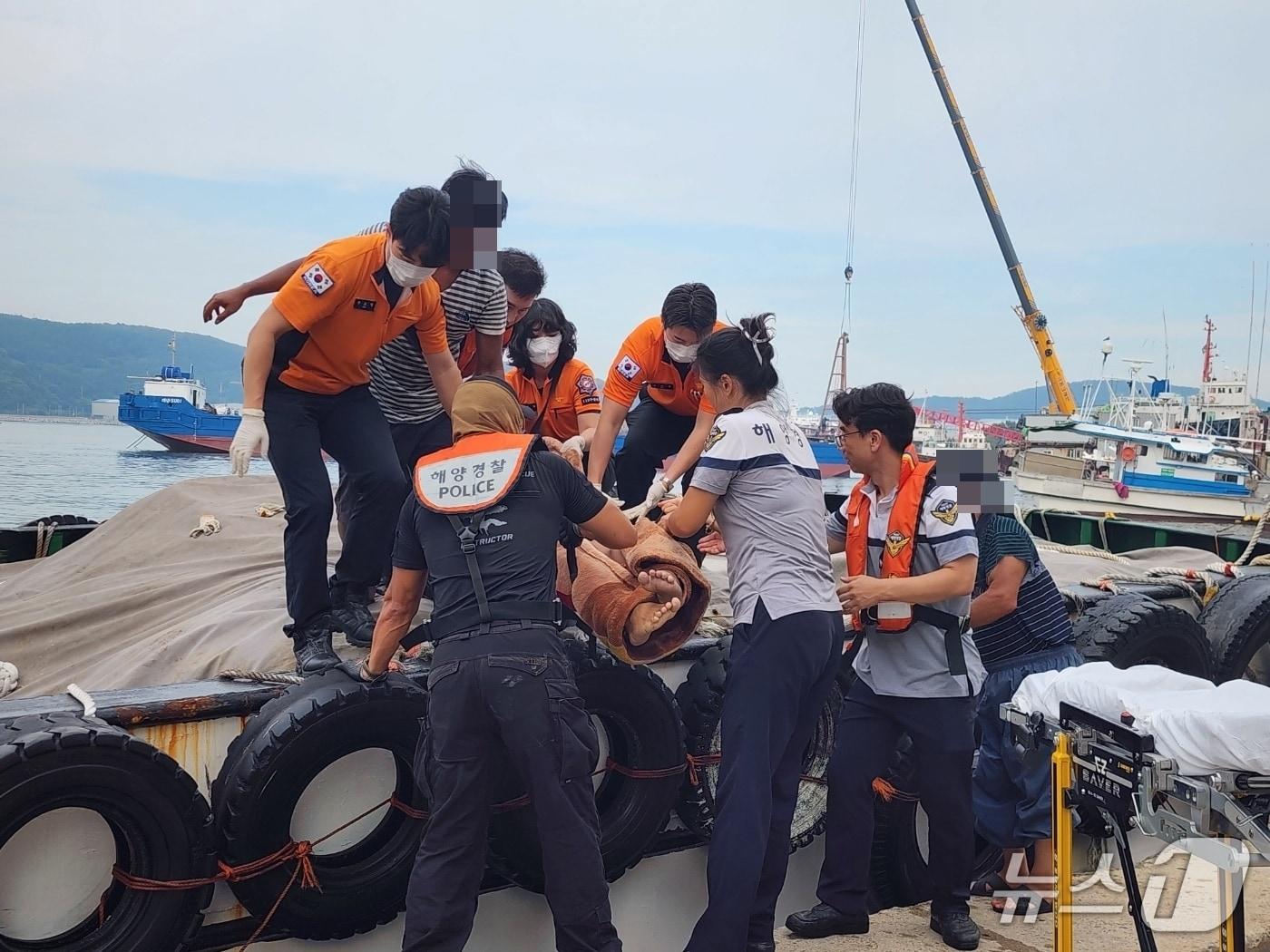 본문 이미지 - 환자가 이송되고 있다.(부산해경 제공. 재판매 및 DB금지)