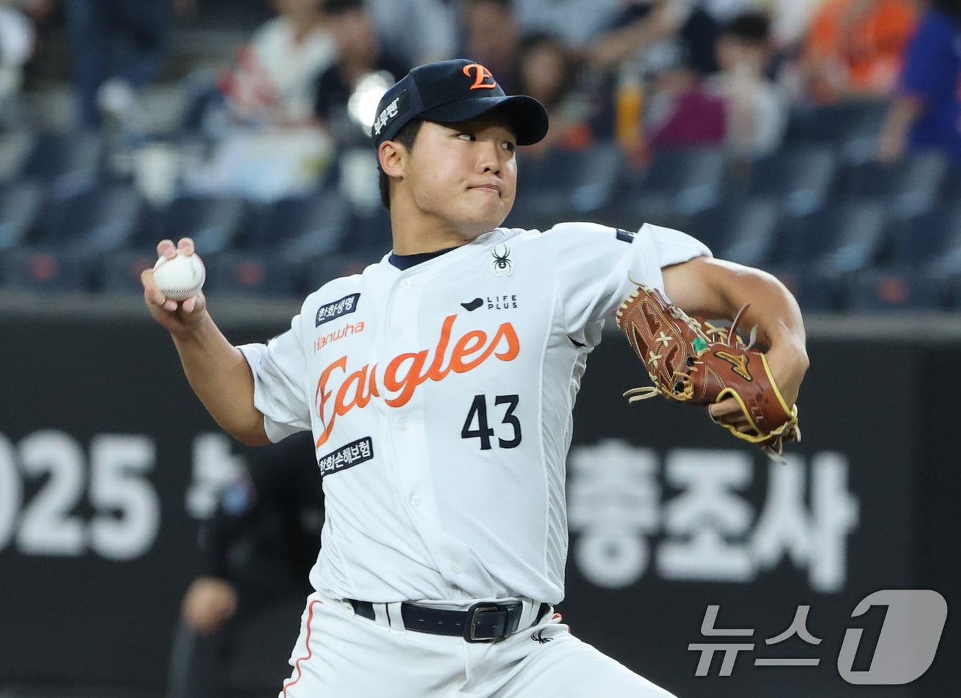 본문 이미지 - 15일 오후 대전 한화생명 볼파크에서 열린 프로야구 '2025 신한 SOL뱅크 KBO 리그' 키움 히어로즈와 한화 이글스 경기에서 한화 선발투수 정우주가 역투하고 있다. 2025.9.15/뉴스1 ⓒ News1 김기태 기자