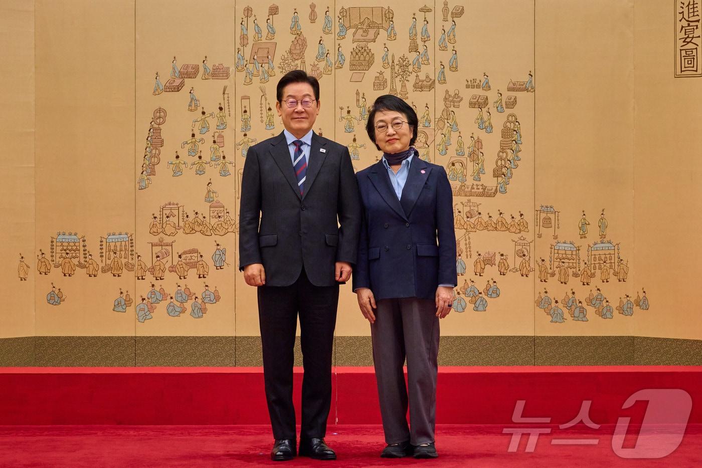 이재명 대통령이 서울 용산 대통령실 청사에서 열린 임명장 수여식에서 김진애 국가건축정책위원장에게 위촉장을 수여한 후 기념촬영을 하고 있다. &#40;대통령실 제공. 재판매 및 DB 금지&#41; /뉴스1 ⓒ News1 이재명 기자