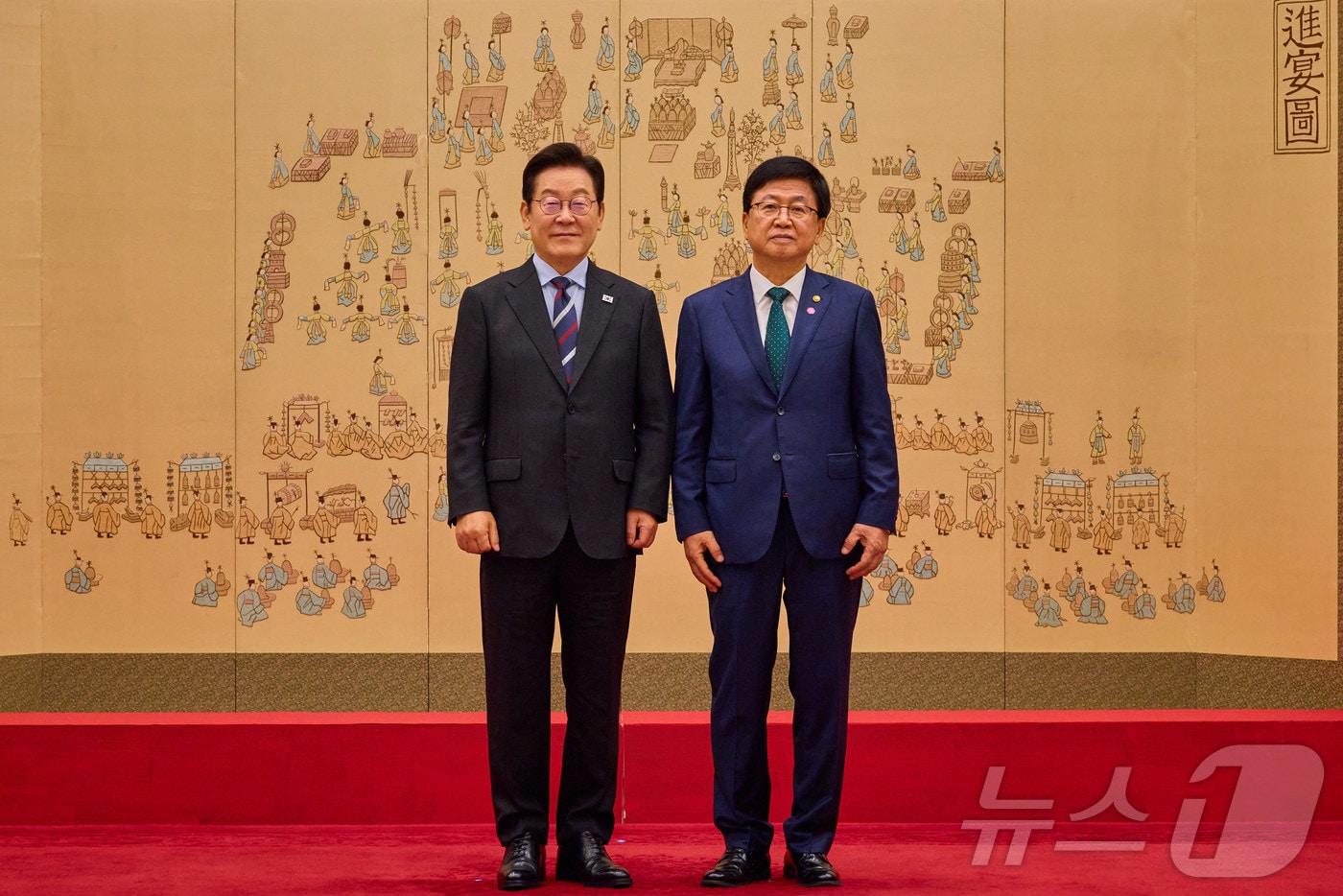 이재명 대통령이 15일 서울 용산 대통령실 청사에서 열린 임명장 수여식에서 최교진 교육부 장관에게 임명장을 수여한 후 기념촬영을 하고 있다. &#40;대통령실 제공. 재판매 및 DB 금지&#41; 2025.9.15/뉴스1 ⓒ News1 이재명 기자