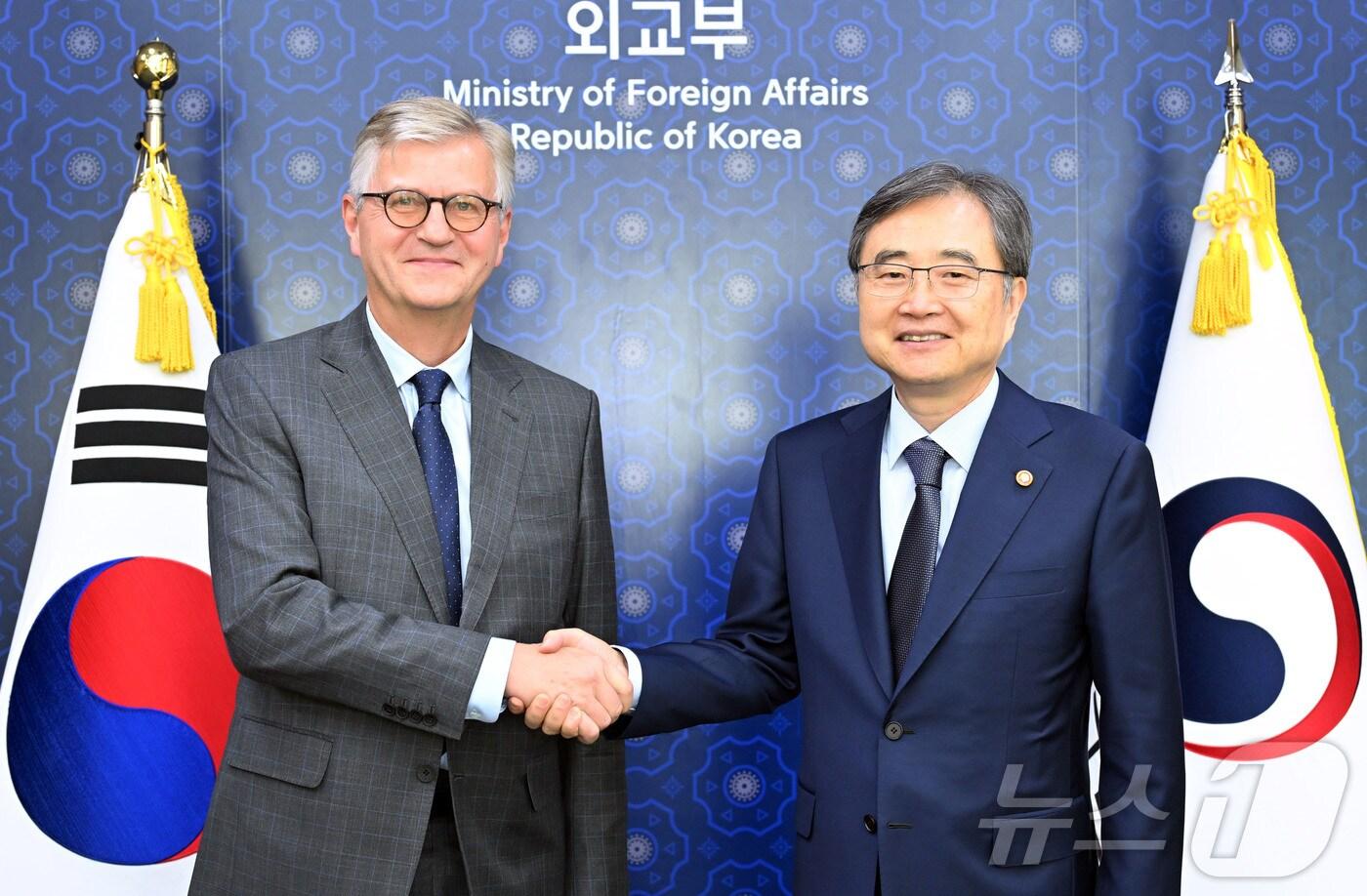 조현 외교부 장관이 15일 오후 서울 종로구 정부서울청사 별관 외교부에서 방한 중인 장-피에르 라크루아&#40;Jean-Pierre Lacroix&#41; 유엔 평화활동국&#40;DPO&#41; 사무차장을 접견하고 있다. &#40;외교부 제공&#41; 2025.9.15/뉴스1