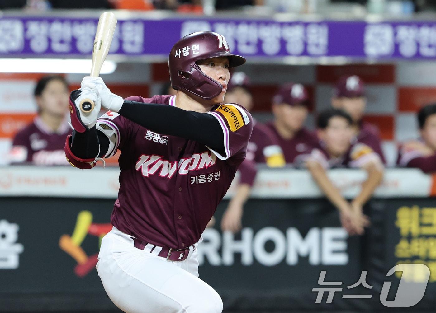 본문 이미지 - 15일 오후 대전 한화생명 볼파크에서 열린 프로야구 '2025 신한 SOL뱅크 KBO 리그' 키움 히어로즈와 한화 이글스 경기에서 4회초 1사 키움 임병욱이 3루타를 치고 있다. 2025.9.15 ⓒ 뉴스1 김기태 기자