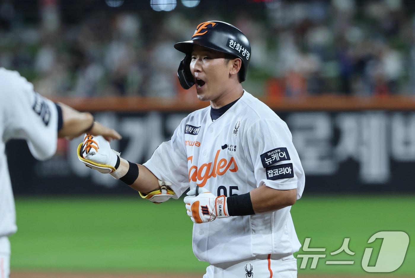 15일 오후 대전 한화생명 볼파크에서 열린 프로야구 &#39;2025 신한 SOL뱅크 KBO 리그&#39; 키움 히어로즈와 한화 이글스 경기에서 4회말 무사 만루 한화 황영묵이 1타점 적시타를 치고 출루해 환호하고 있다. 2025.9.15/뉴스1 ⓒ News1 김기태 기자