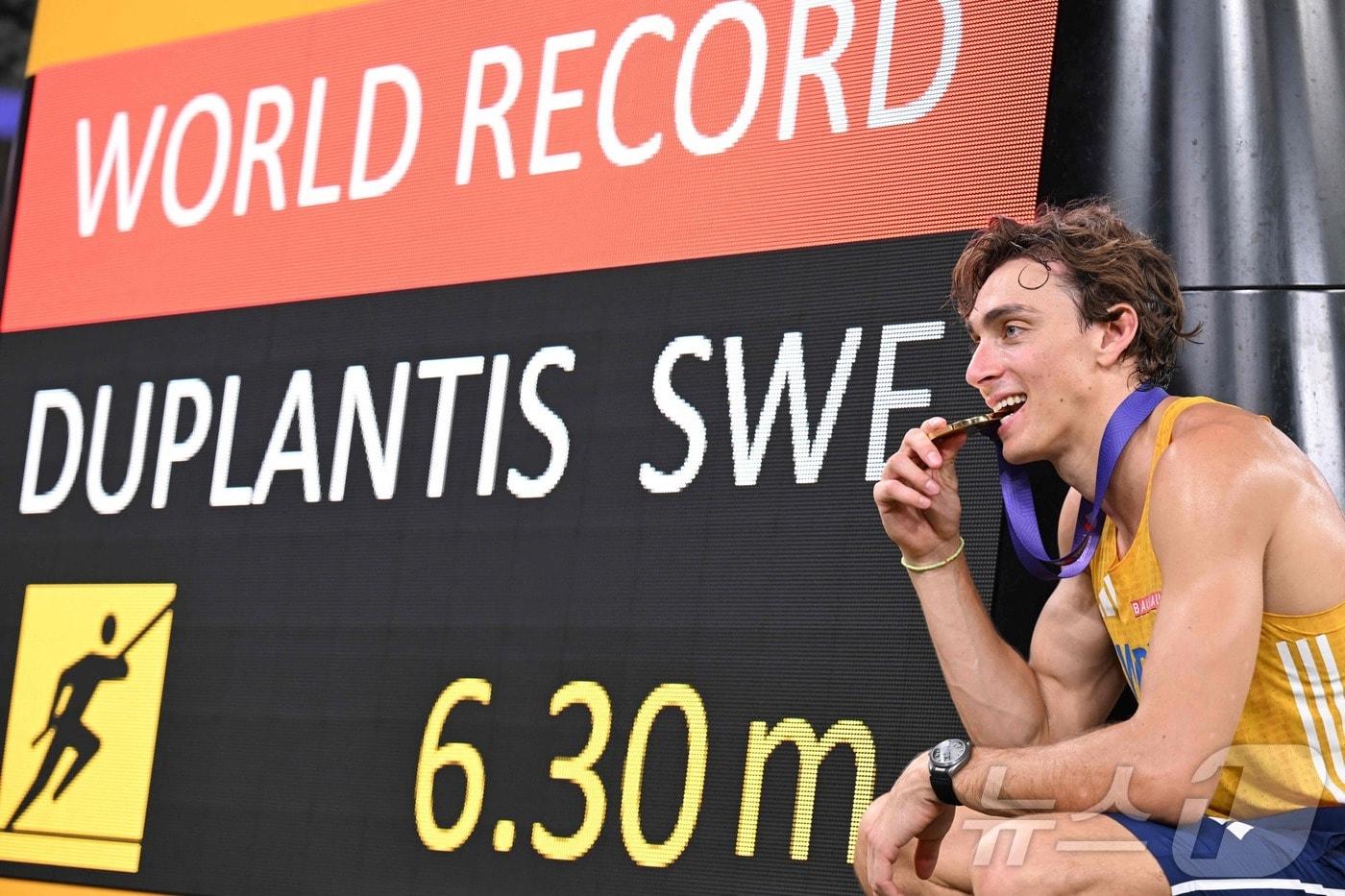 듀플랜티스가 15일 일본 도쿄 국립경기장에서 열린 2025 세게육상선수권 남자 장대높이뛰기 결선에서 6ｍ30의 세계신기록을 세우며 우승한 뒤 세리머니를 하고 있다. ⓒ AFP=뉴스1