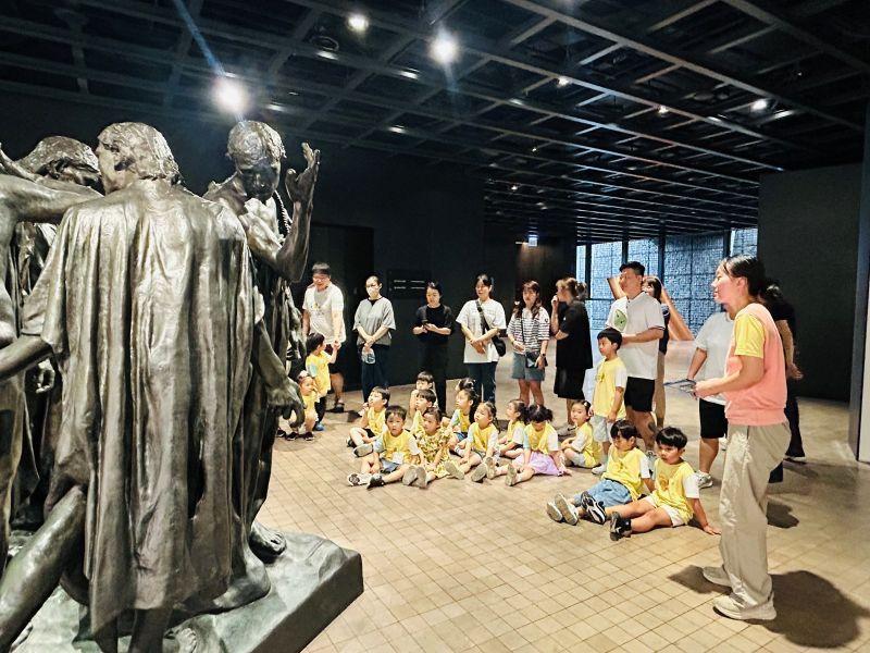 본문 이미지 - 서울 용산구 청파어린이집 유아와 부모가 함께 오귀스트 로댕 &#39;칼레의 시민&#39; 작품을 감상하고 있다&#40;삼성복지재단 제공&#41;. ⓒ 뉴스1