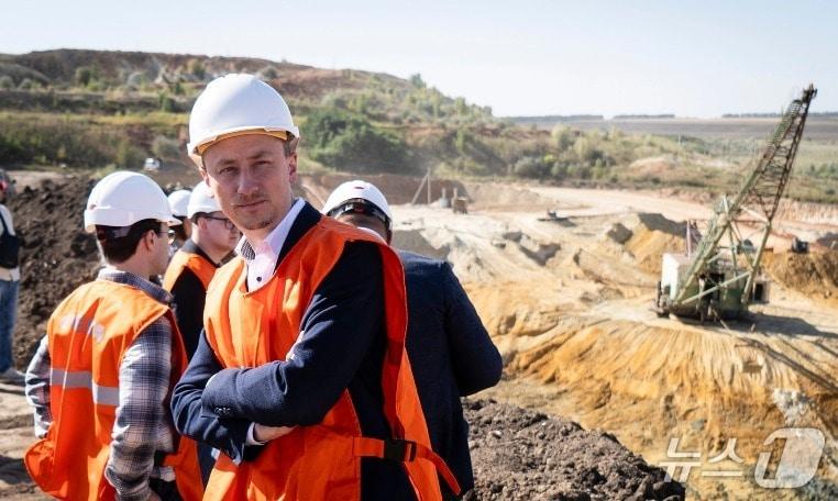 본문 이미지 - 15일 미국 국제개발금융공사&#40;DFC&#41; 대표단이 키로바흐라드주의 비르줄리우스키 광산 가공 공장과 리카리우스케 광상을 찾았다. &#40;올렉시 소볼레우 우크라이나 경제장관 페이스북&#41;