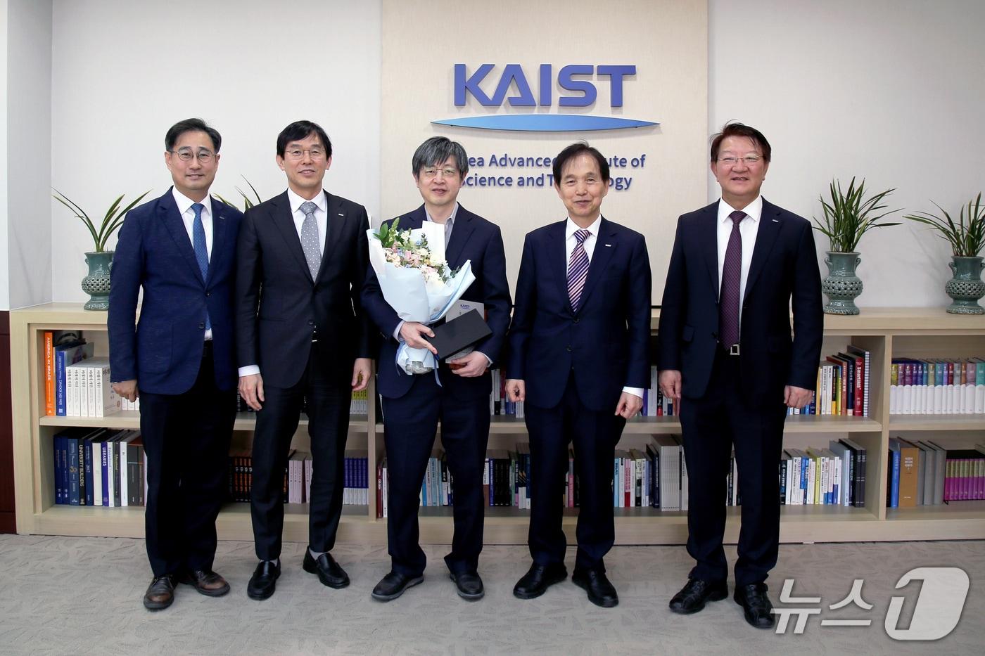 KAIST 기부 약정식. 왼쪽부터 김대수 생명과학기술대학장, 이균민 교학부총장, 김진수 교수, 이광형 총장, 이상엽 연구부총장(KAIST 제공) /뉴스1
