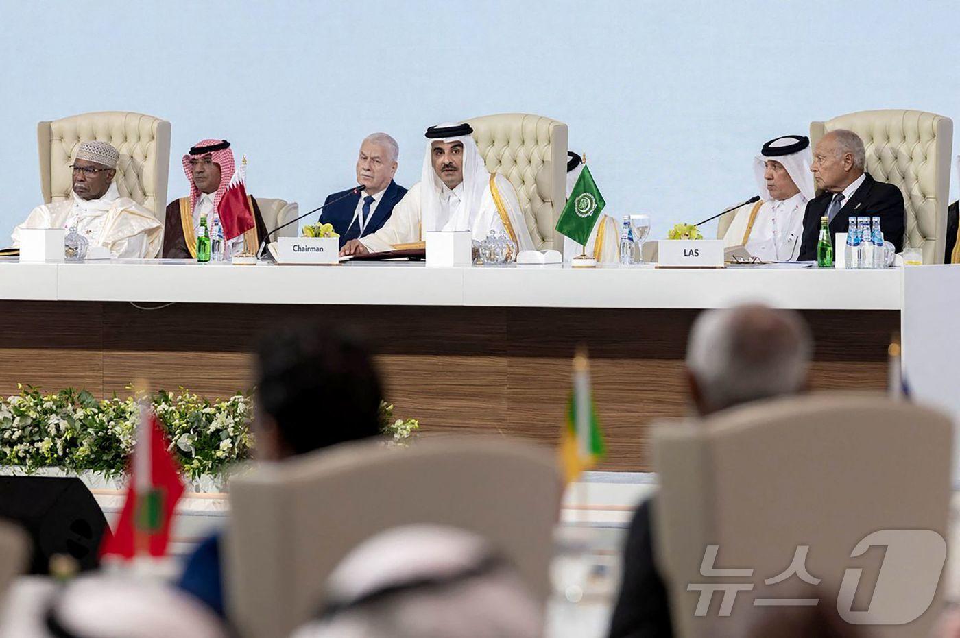 카타르의 셰이크 모하메드 빈 압둘라흐만 알 타니 총리가 15일&#40;현지시간&#41; 카타르 도하에서 아랍권·이슬람 국가 정상 회의를 주재하고 있다. 2025.9.15  ⓒ AFP=뉴스1