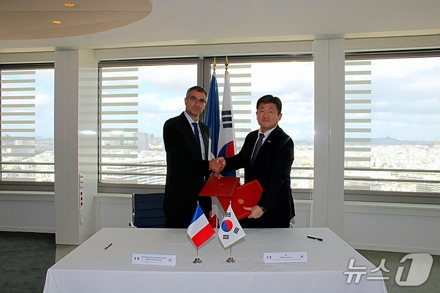방위사업청-프랑스 병기본부 국방우주전력 협력 약정서 체결. (방사청 제공)
