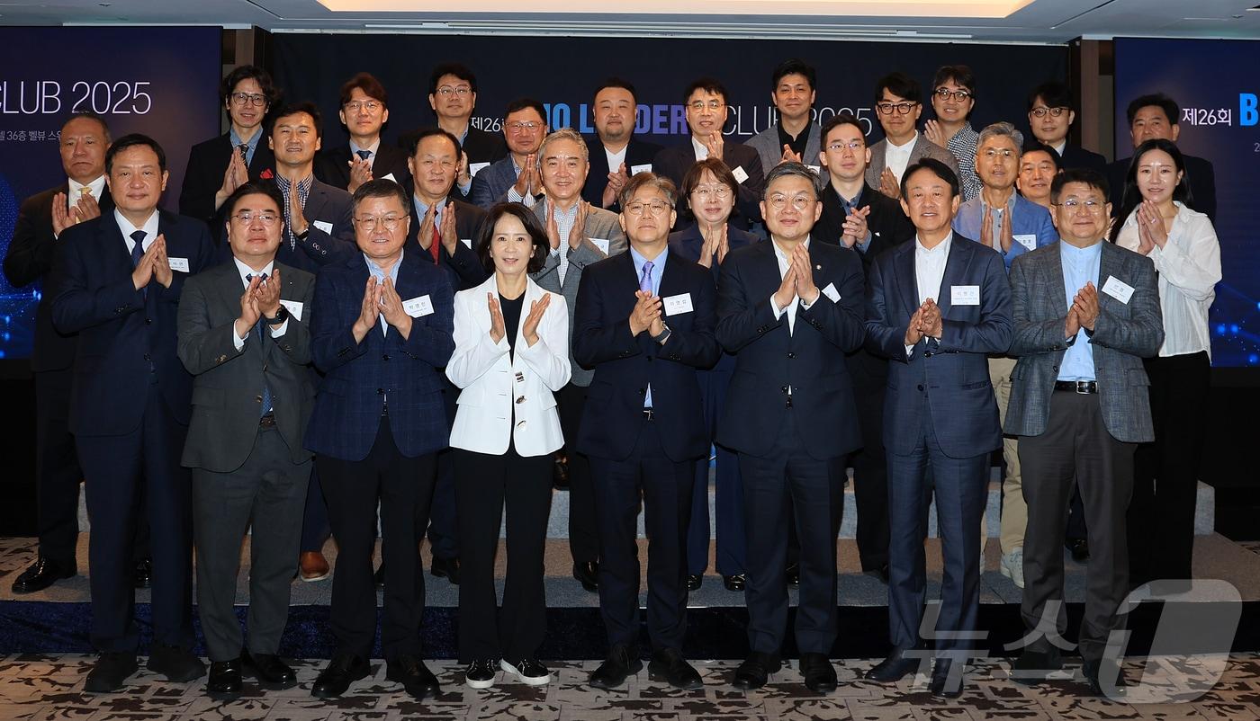 조용준 동구바이오제약 회장&#40;앞줄 왼쪽부터&#41;, 박영민 국가신약개발사업단장, 최수진 국민의힘 의원, 이영섭 뉴스1 대표이사, 김윤 더불어민주당 의원, 이병건 국제백신연구소 한국후원회 이사장, 선경 K-헬스미래추진단장이 16일 오전 서울 중구 소공동 롯데호텔에서 열린 &#39;제26회 바이오리더스클럽&#39;에서 기념촬영을 하고 있다. 2025.9.16/뉴스1 ⓒ News1 김진환 기자