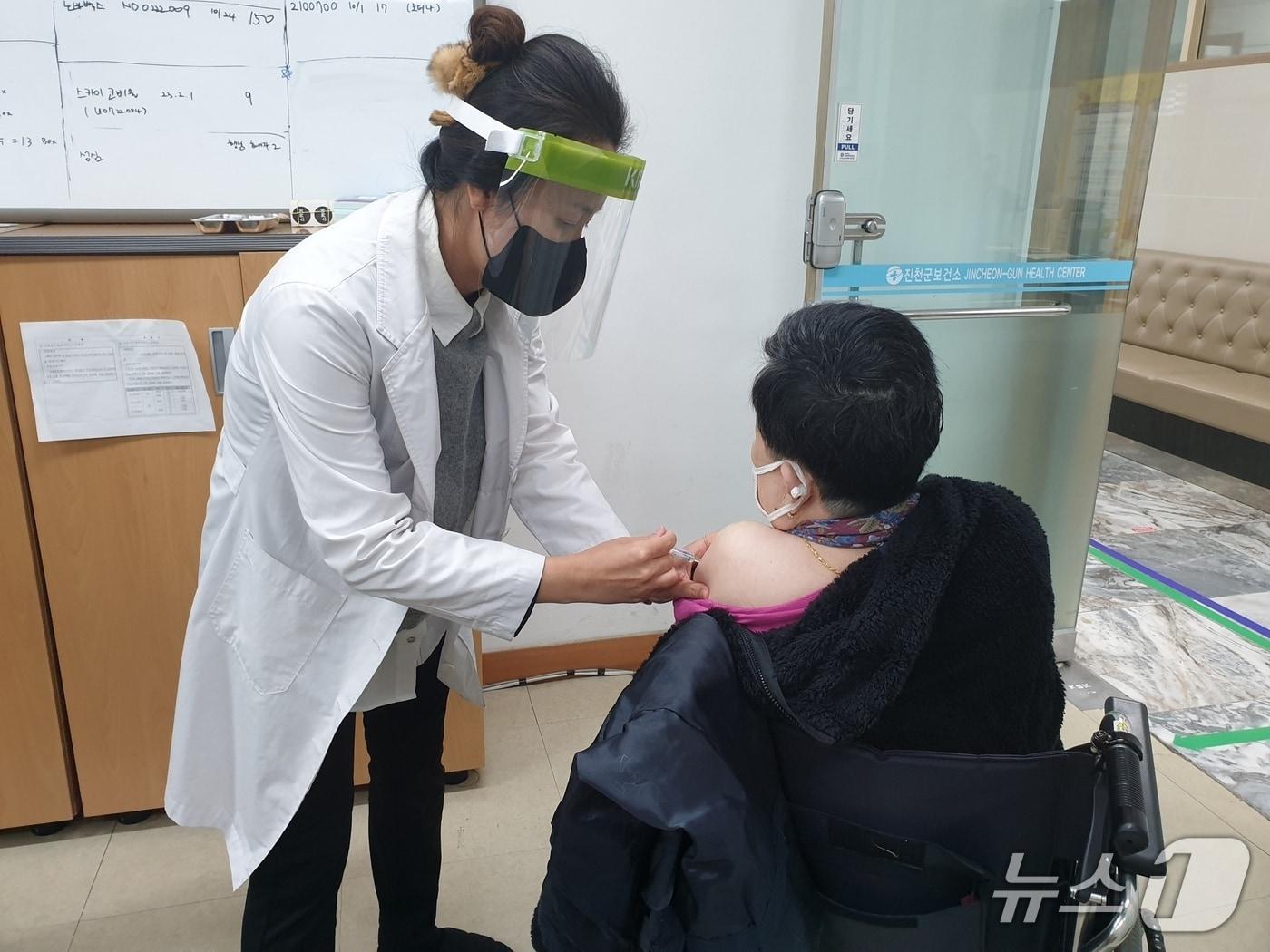 본문 이미지 - 충북 진천군보건소 예방접종 모습.(진천군 제공)/뉴스1