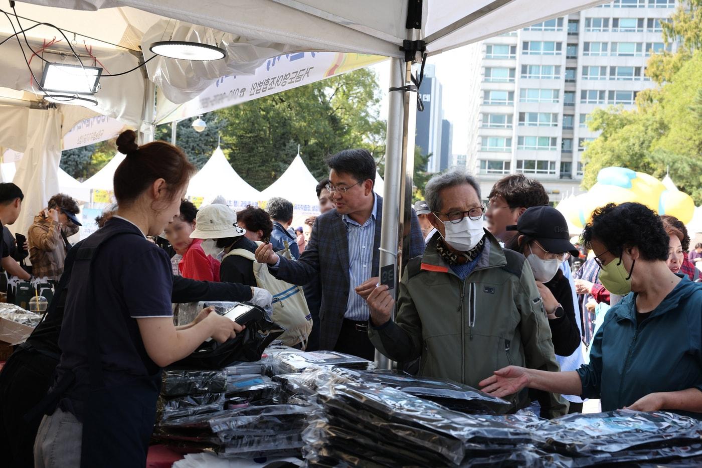 오승록 노원구청장과 주민들이 2024년 고흥직거래장터를 둘러보고 있다.(노원구 제공)