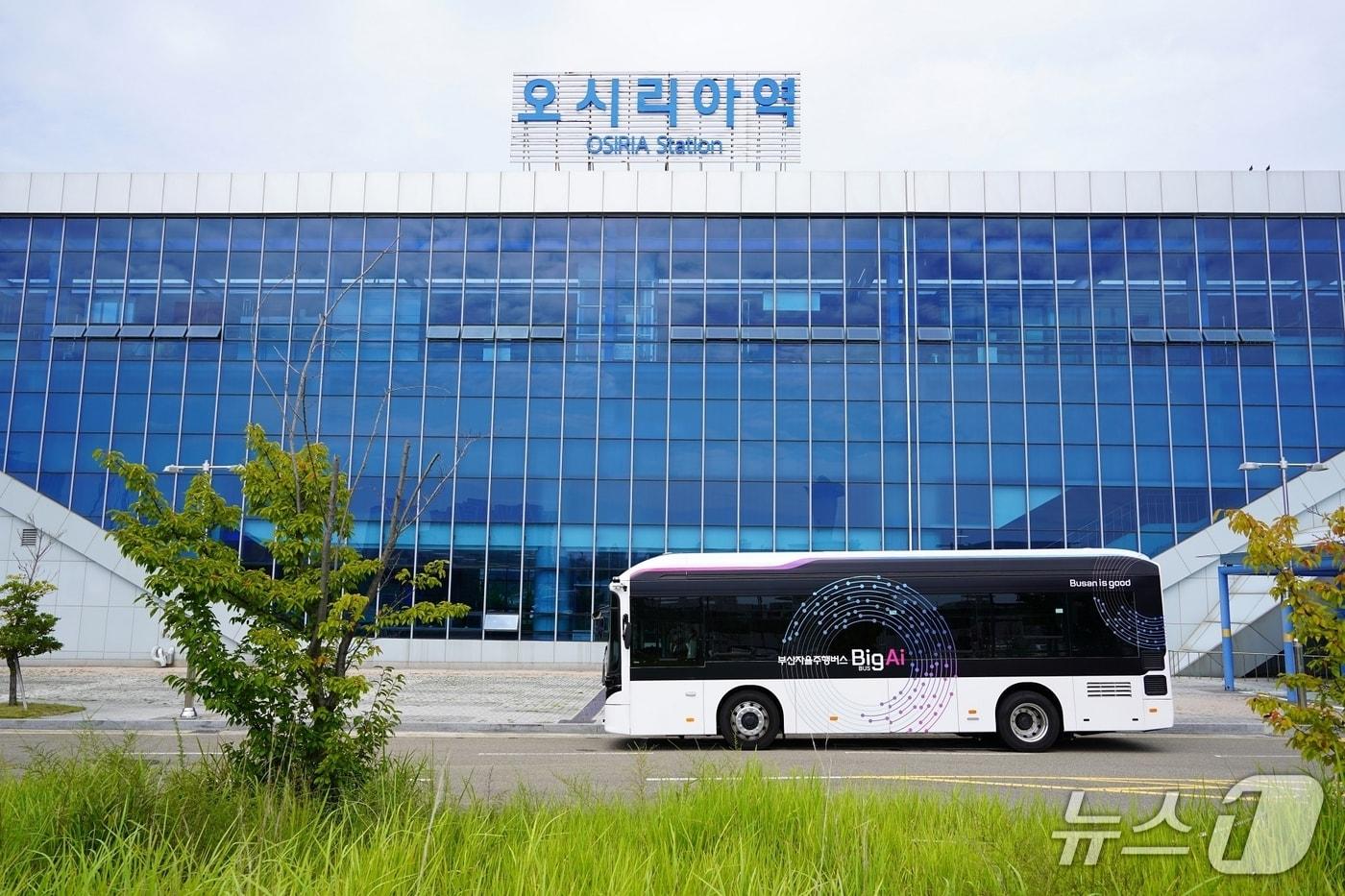 부산 오시리아역 정류장에서 출발 대기 중인 자율주행버스 &#39;빅 아이&#39;&#40;라이드플럭스 제공&#41;