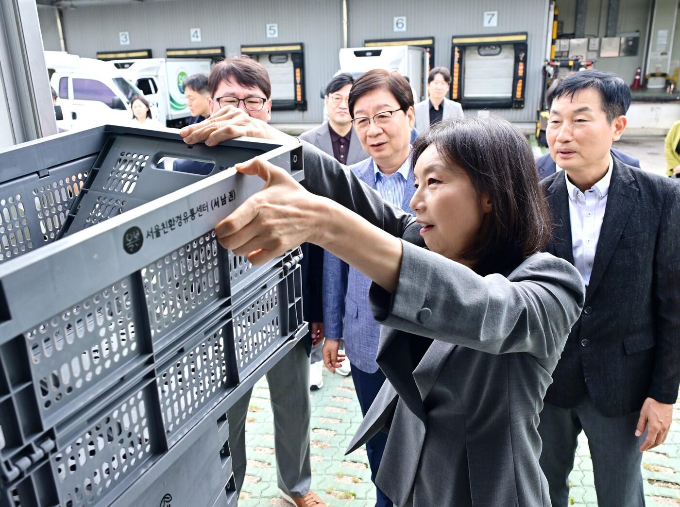 본문 이미지 - 서울친환경유통센터 시설물 점검 중인 최호정 의장(서울시의회 제공)