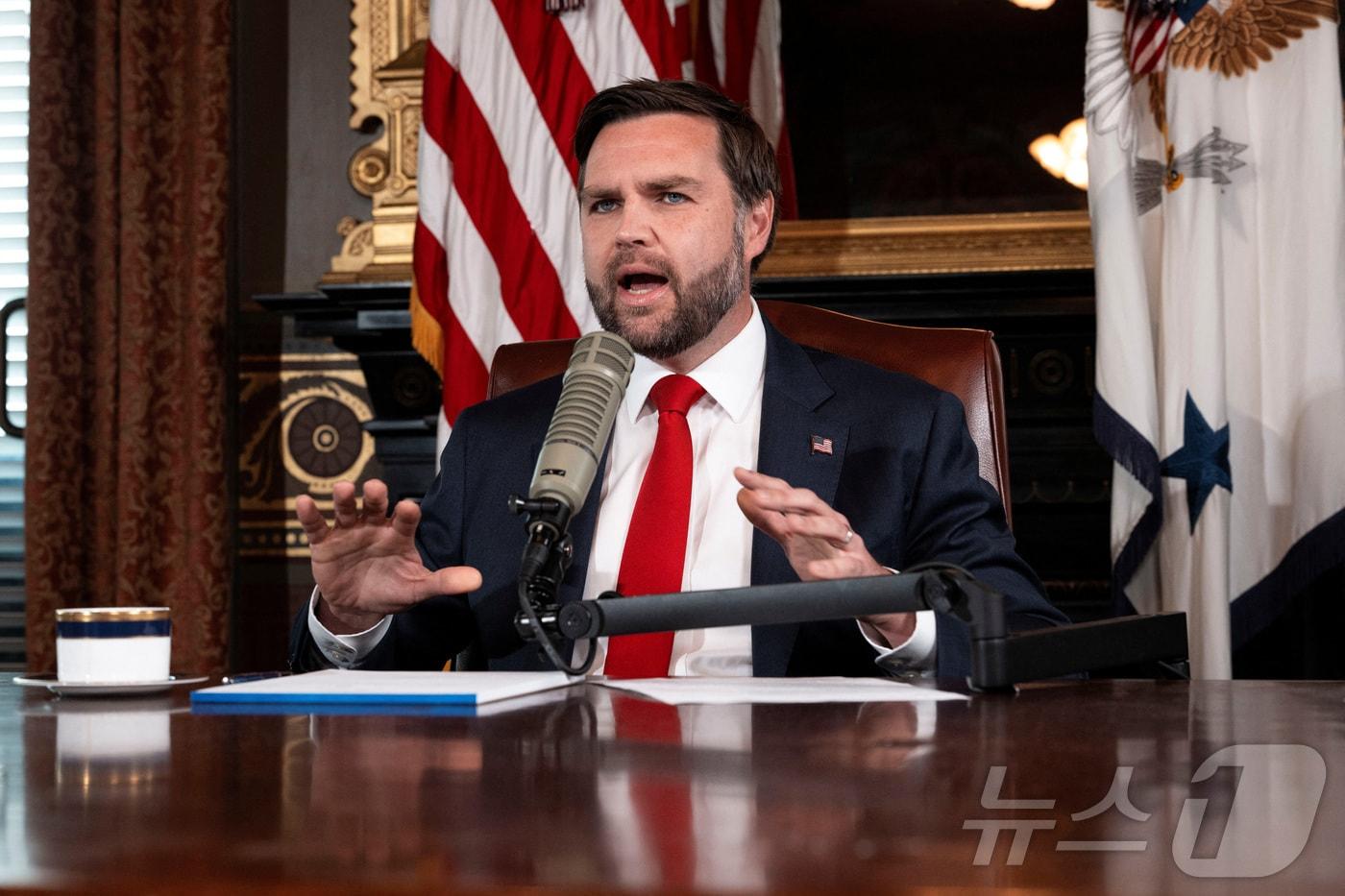 JD 밴스 미국 부통령이 15일&#40;현지시간&#41; 부통령 집무실에서 고인 찰리 커크를 대신해 찰리 커크 쇼를 대신 진행하고 있다. 2025.9.15 ⓒ 로이터=뉴스1 ⓒ News1 강민경 기자