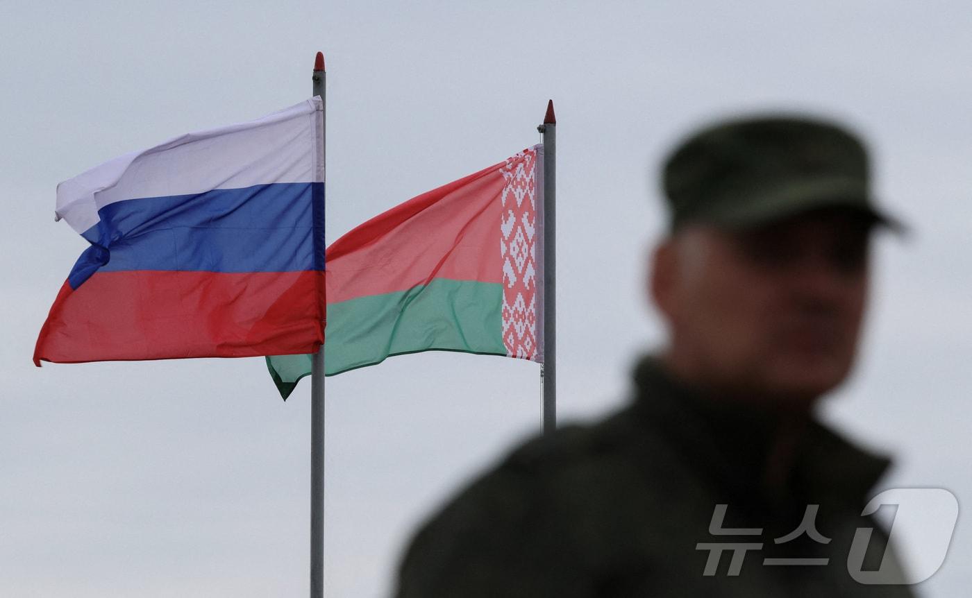 15일&#40;현지시간&#41; 러시아와 벨라루스 간 연합군사훈련인 &#39;자파드-2025&#39; 훈련장에서 러시아와 벨라루스 국기가 휘날리고 있다 ⓒ 로이터=뉴스1