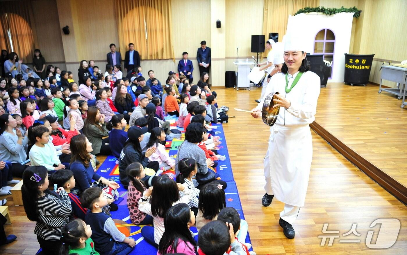 화천어린이도서관 난타공연.&#40;화천군 제공, 재판매 및 DB금지&#41;