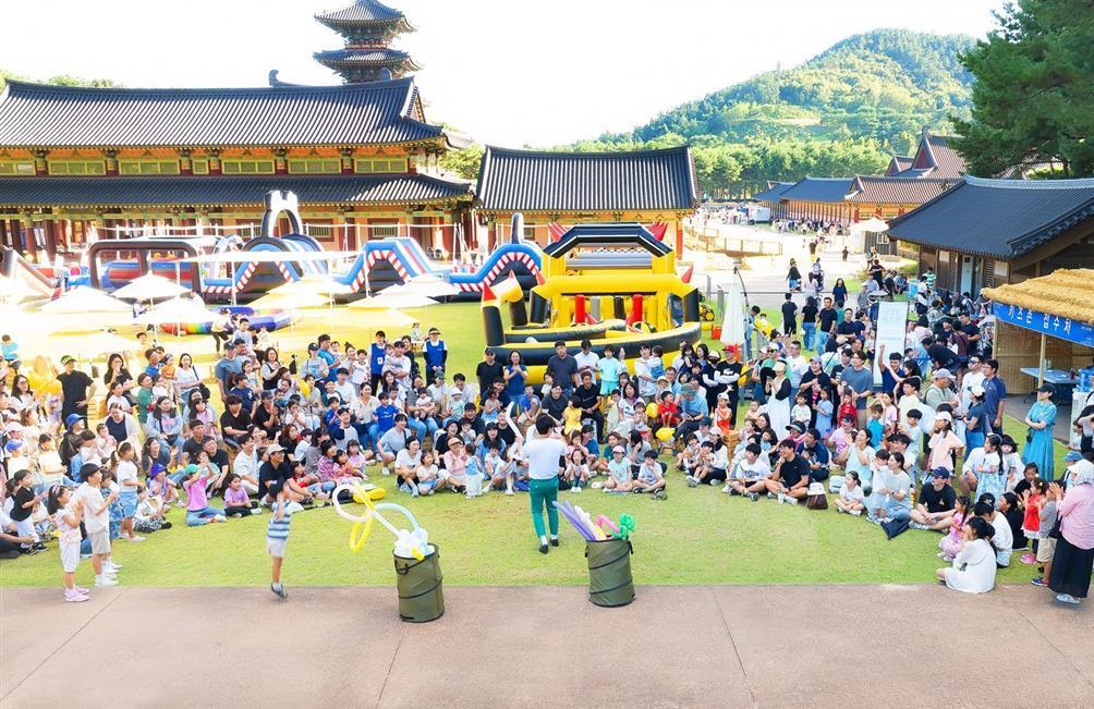 본문 이미지 - 지난해 백제문화단지에서 진행된 백제문화제 체험프로그램 모습.(부여군 제공. 재판매 및 DB금지)/뉴스1