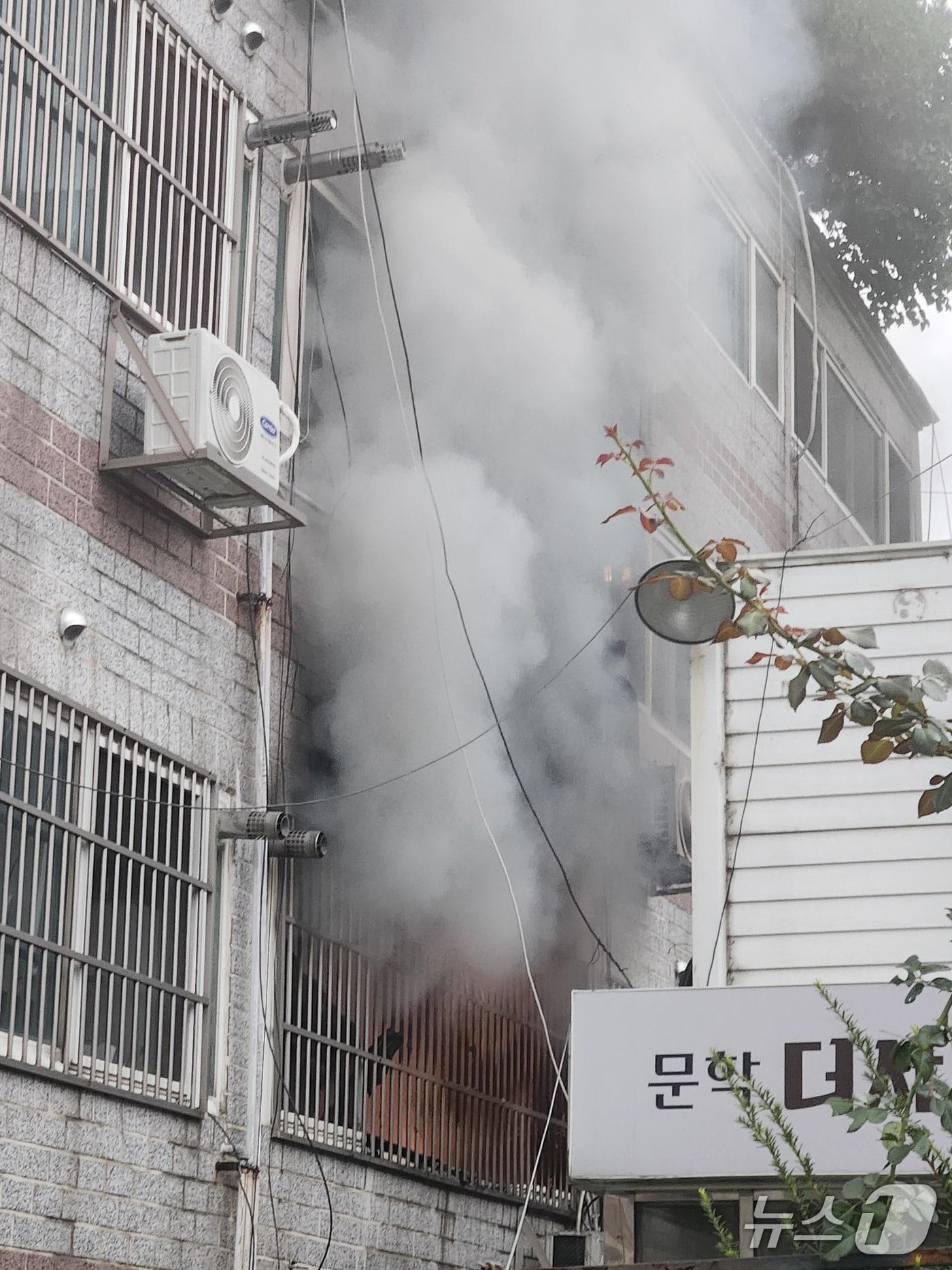 본문 이미지 - 16일 오전 6시 6분쯤 인천 미추홀구 문학동 소재 3층짜리 빌라 1층에서 화재가 발생했다.&#40;인천소방본부 제공. 재배포 및 DB금지&#41;2025.9.16/뉴스1