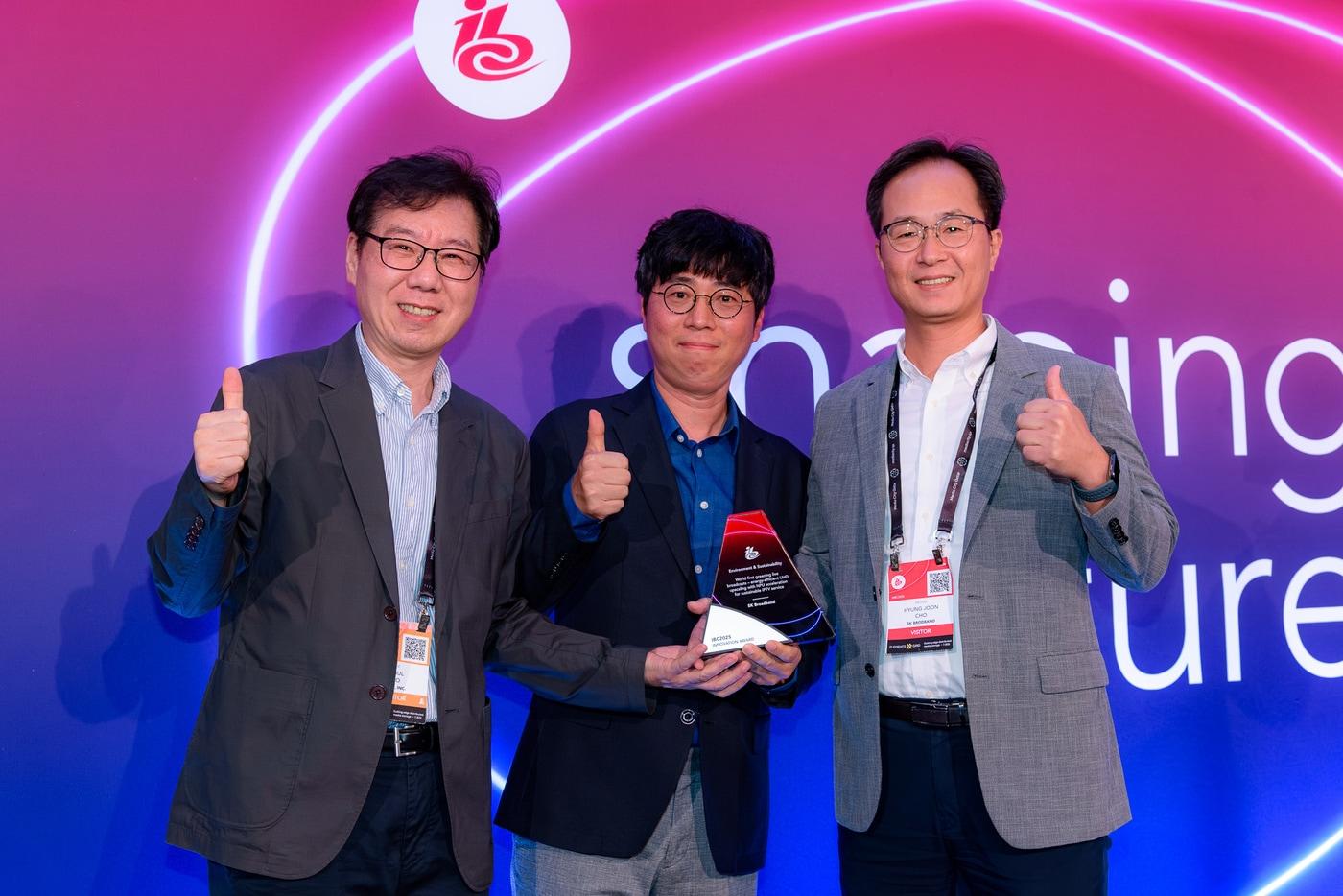 류성걸 픽스트리 개발본부장(왼쪽부터), 나태영 SK텔레콤 Gen AI개발팀장, 조형준 SK브로드밴드 미디어Tech본부장이 수상 후 상패를 들고 기념 촬영하고 있다.(SKT 제공)