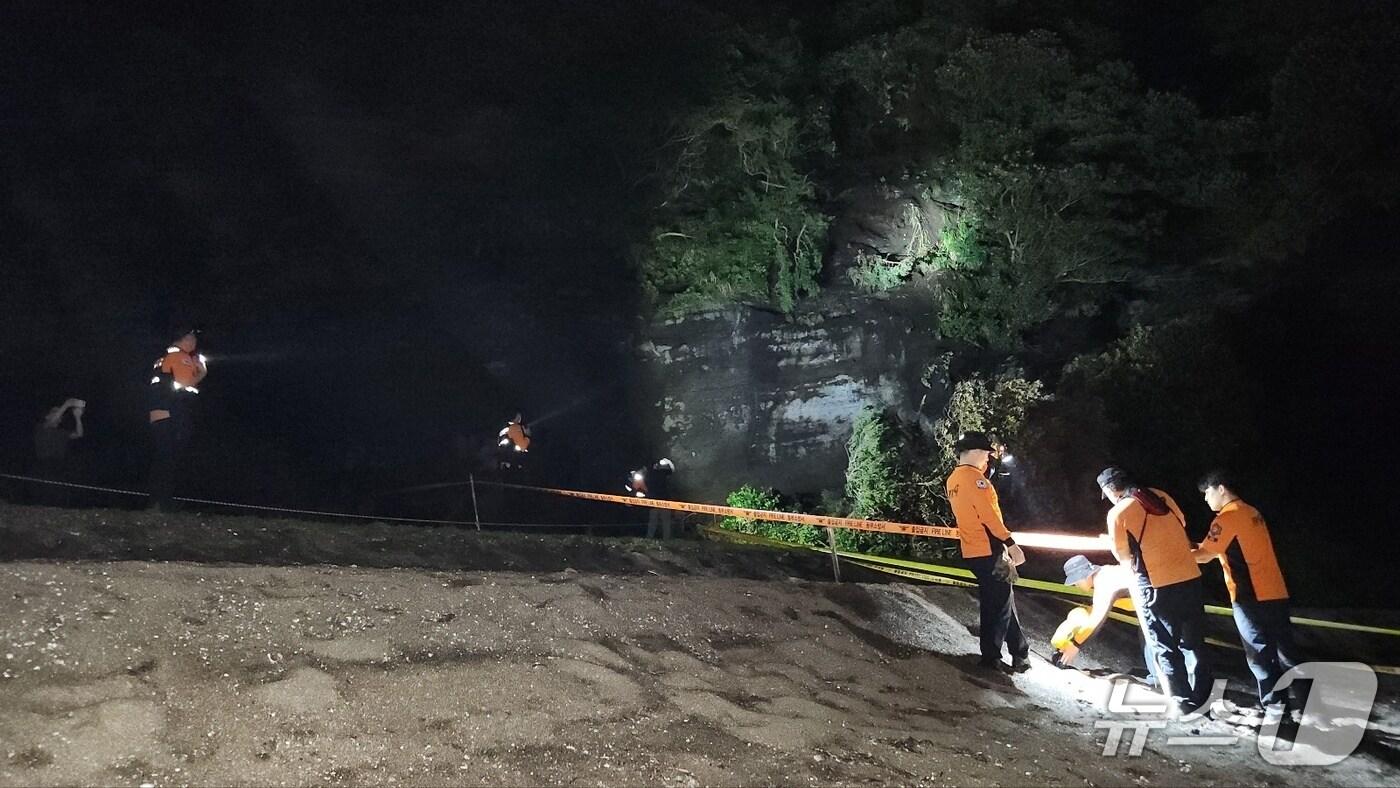 지난 15일 밤 제주 성산일출봉에서 낙석 사고가 발생, 소방당국이 안전조치를 하고 있다.(제주도소방안전본부 제공. 재판매 및 DB 금지)