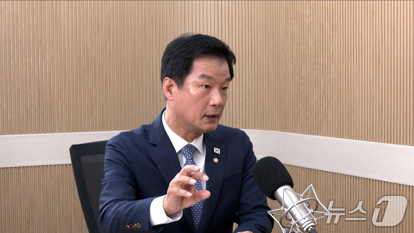 박균택 더불어민주당 의원이 16일 뉴스1TV '팩트앤뷰'에 출연해 질문에 답하고 있다.