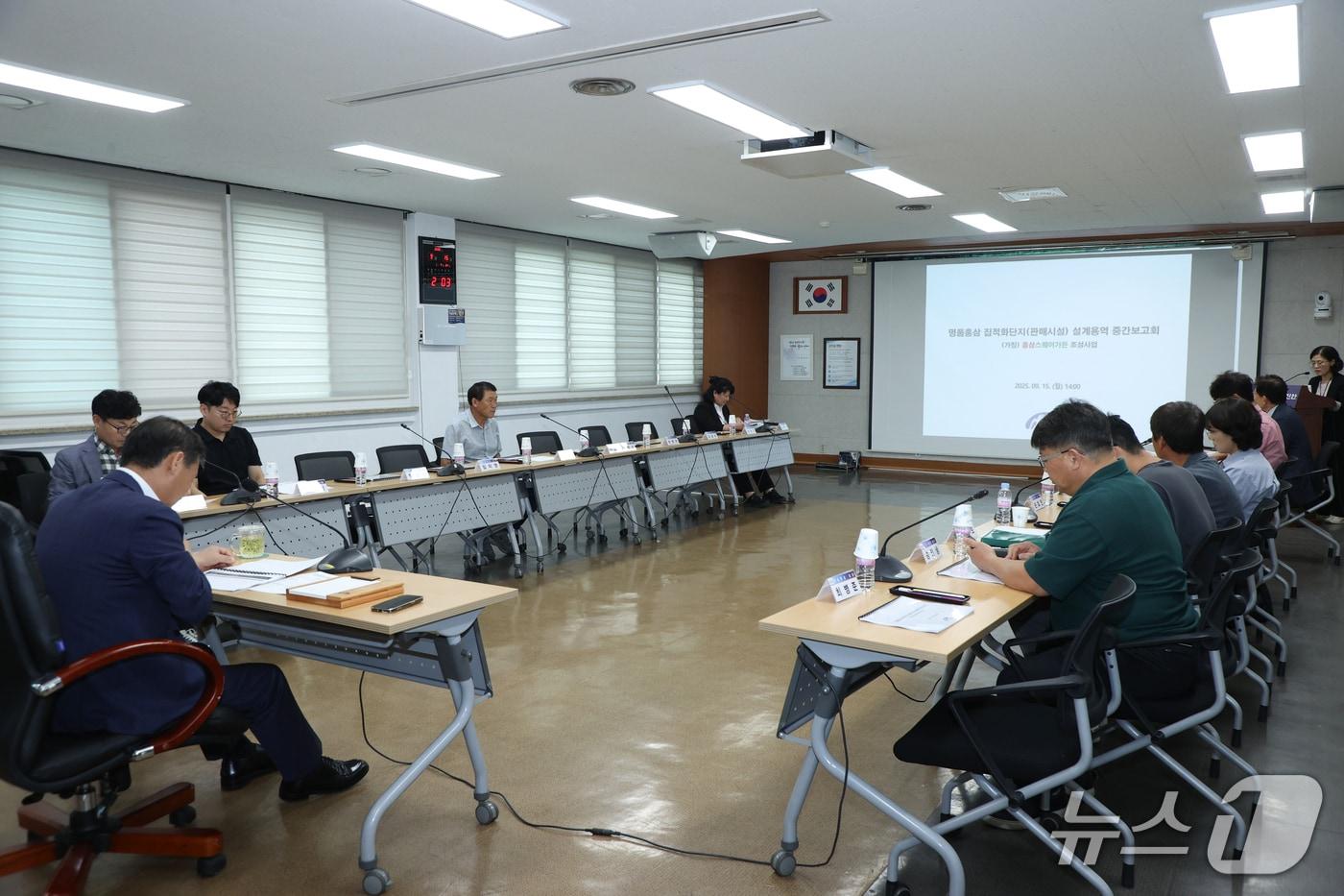 전북 진안군이 상황실에서 &#39;명품홍삼 집적화단지&#40;판매시설&#41; 조성사업 실시설계 용역 중간보고회&#39;를 갖고 있다.&#40;진안군제공. 재판매 및 DB금지&#41;2025.9.16/뉴스1