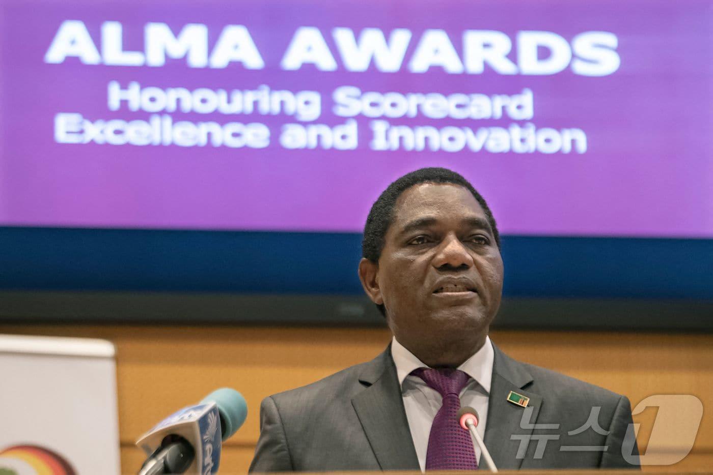 잠비아 대통령 하카인데 히칠레마가 2023년 2월 18일 에티오피아 아디스아바바에 위치한 아프리카연합(AU) 본부에서 열린 제36차 AU 정상회의 기간 중, 말라리아 퇴치 관련 부대 행사에서 연설하고 있다.2023.02.18. ⓒ AFP=뉴스1