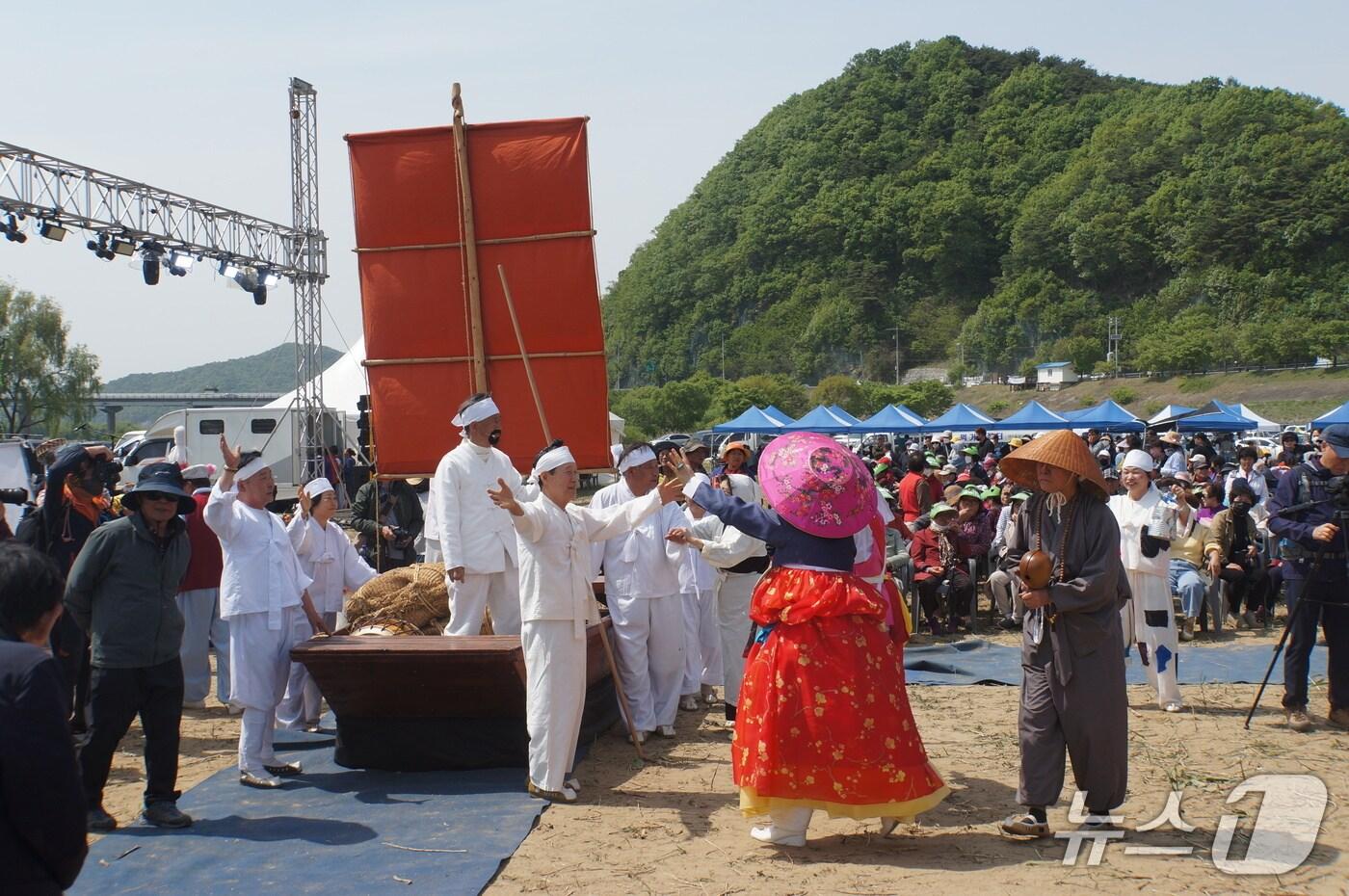 충주 목계나루 뱃소리  시연.(충주시 제공. 재판매 및 DB금지)/뉴스1