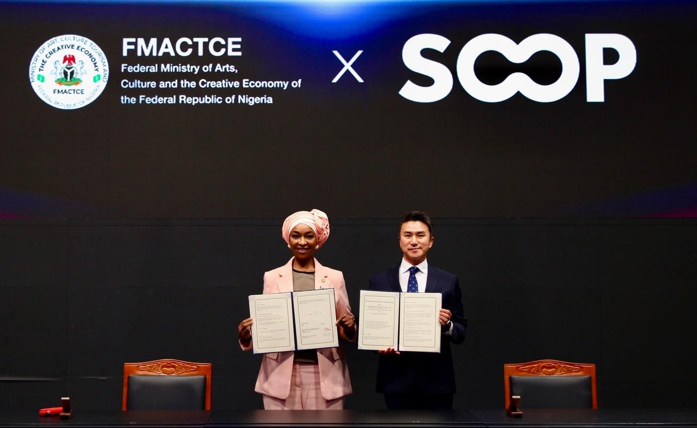 한나투 무사 무사와(Hannatu Musa Musawa) 나이지리아 연방 예술·문화·창의경제부 장관(왼쪽), 최영우 SOOP 대표이사 (SOOP 제공)