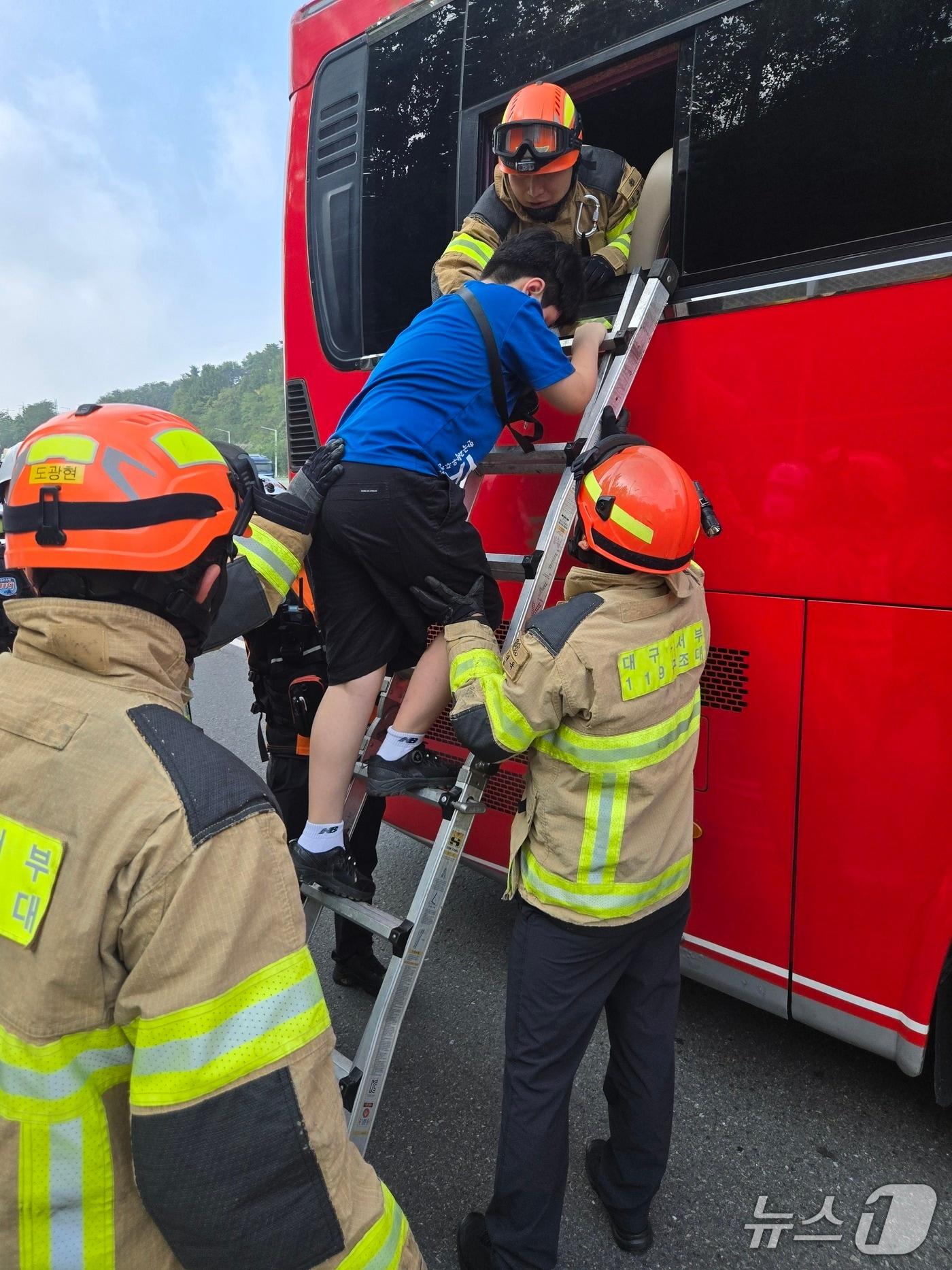 본문 이미지 - 16일 오전 8시51분쯤 대구 성서IC 서대구 방면 도로에서 버스 3대와 승용차 1대가 잇따라 충돌해 초등학생 등 12명이 다쳤다. 119구조대원들이 버스에서 학생들을 구조하고 있다.(대구소방안전본부 제공. 재판매 및 DB 금지) 2025.9.16/뉴스1